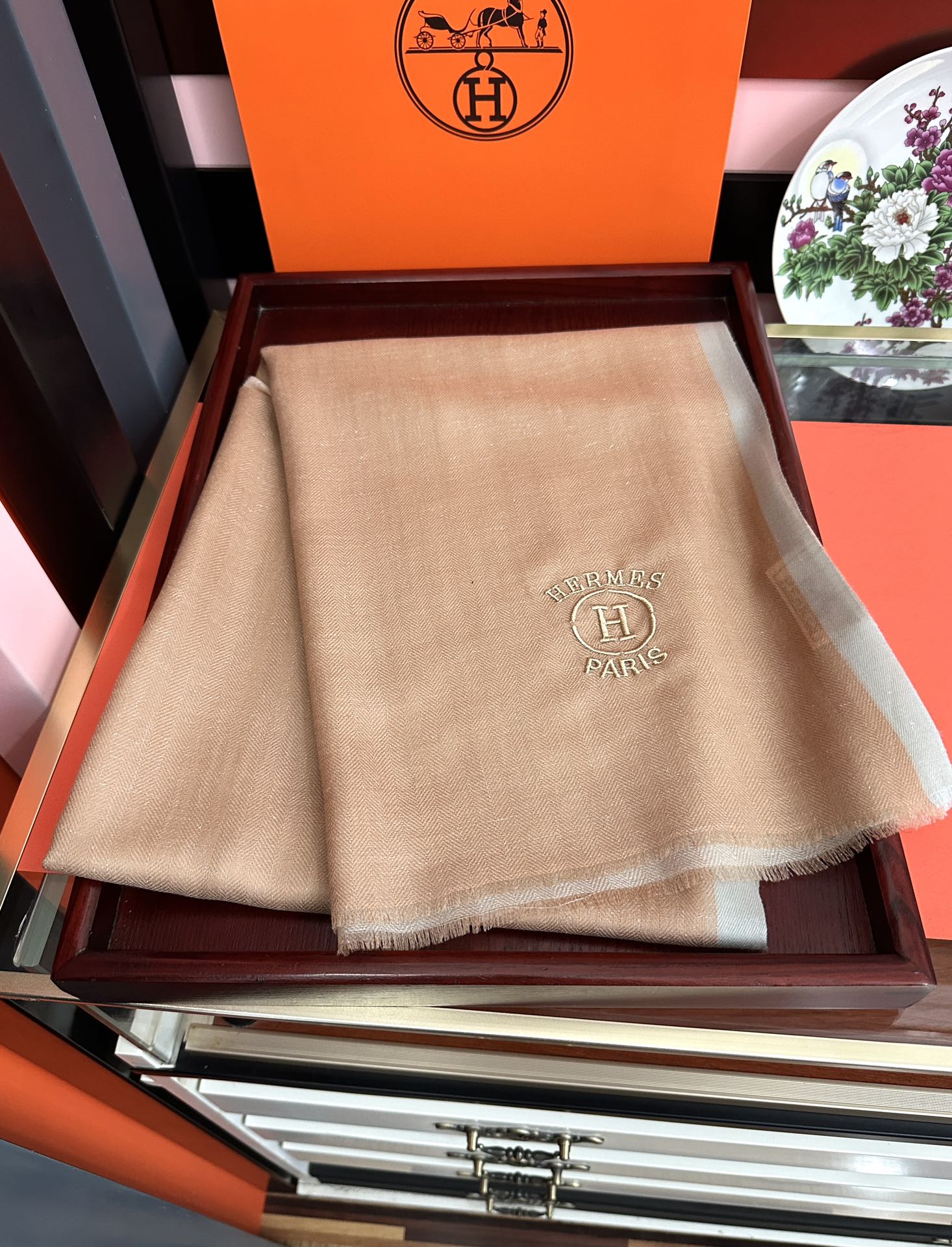 Hermès 爱马士 版到货 搭配调色纱染再色织 这款经历漫长等待耗时3个月之久才完成面料 身份和气质的象征 尺特别人工抽穗散须