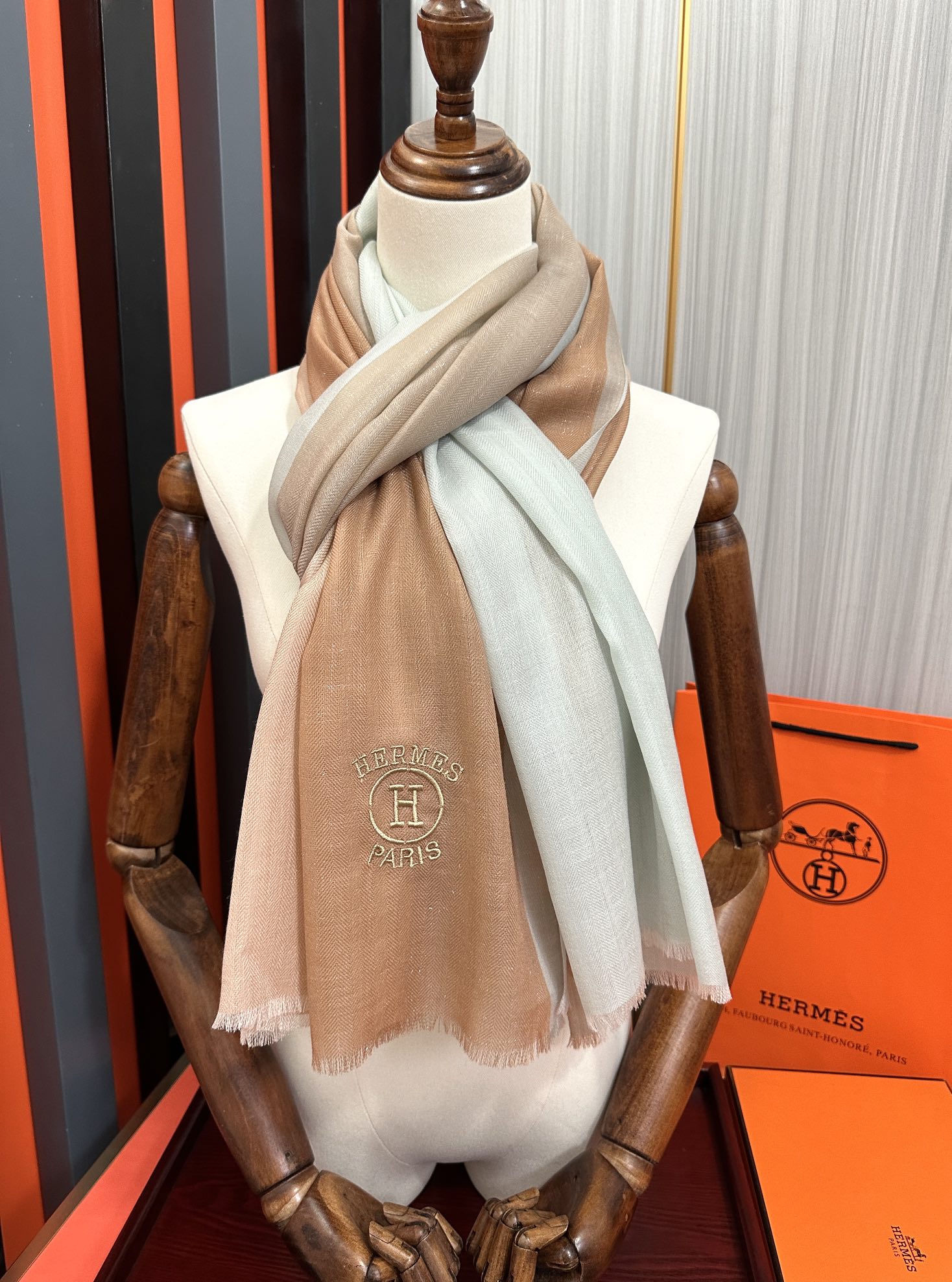 Hermès 爱马士 版到货 搭配调色纱染再色织 这款经历漫长等待耗时3个月之久才完成面料 身份和气质的象征 尺特别人工抽穗散须