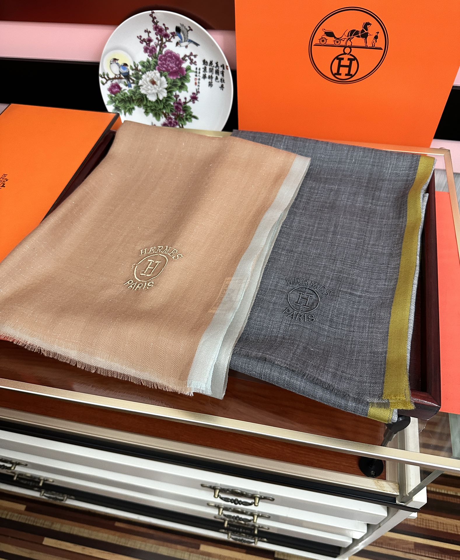Hermès 爱马士 版到货 搭配调色纱染再色织 这款经历漫长等待耗时3个月之久才完成面料 身份和气质的象征 尺特别人工抽穗散须