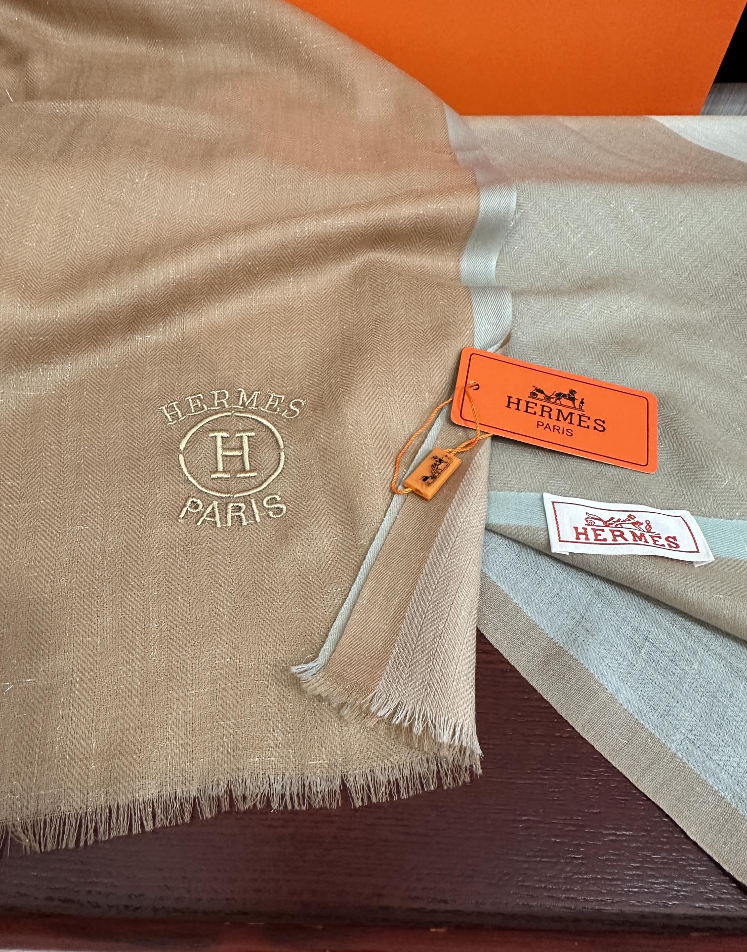Hermès 爱马士 版到货 搭配调色纱染再色织 这款经历漫长等待耗时3个月之久才完成面料 身份和气质的象征 尺特别人工抽穗散须