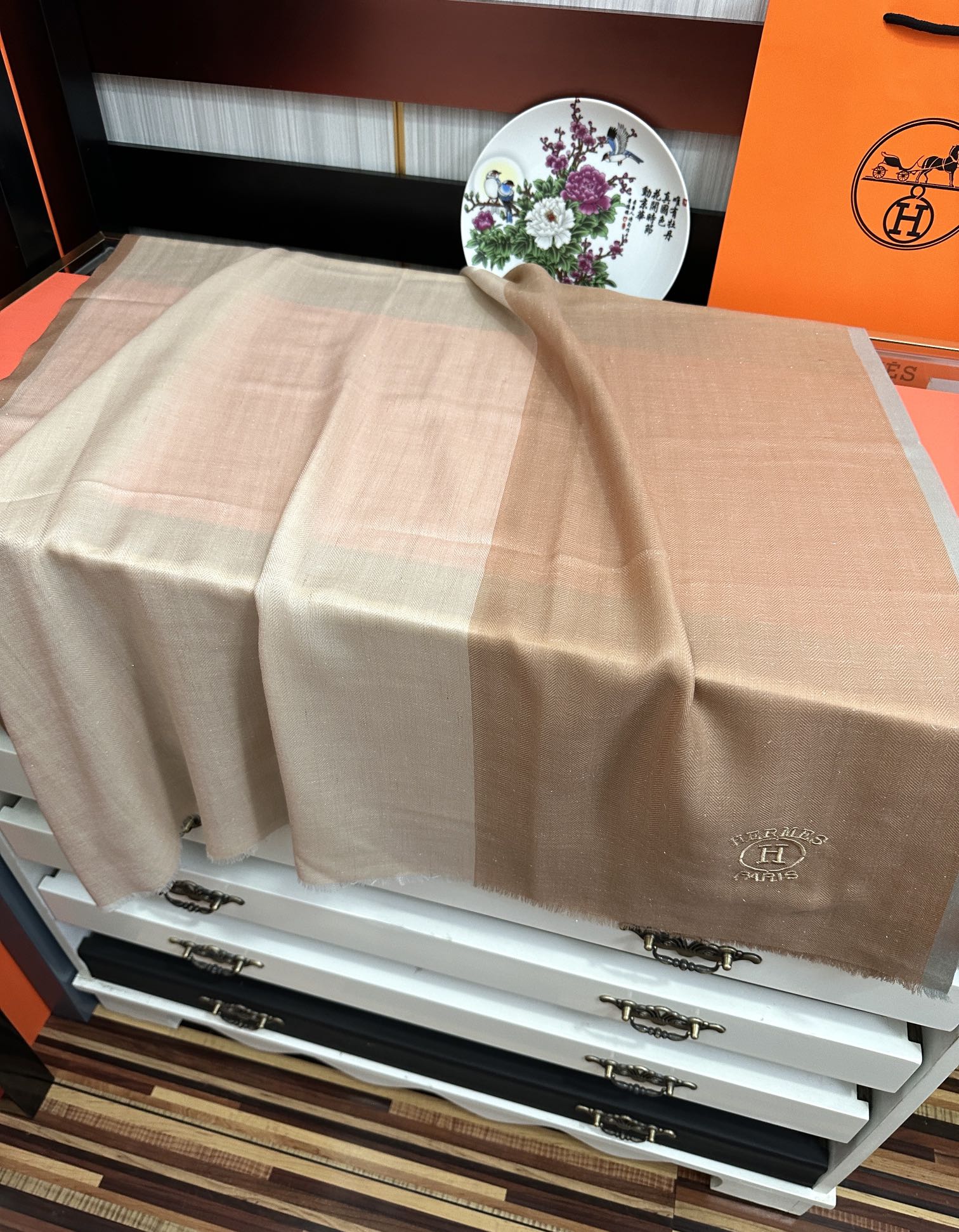 Hermès 爱马士 版到货 搭配调色纱染再色织 这款经历漫长等待耗时3个月之久才完成面料 身份和气质的象征 尺特别人工抽穗散须