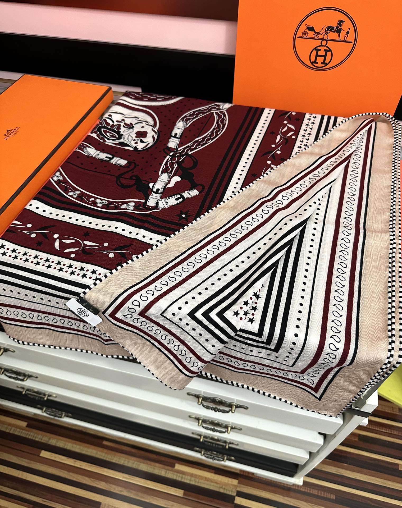 Hermès 爱马仕2026 秋冬新款 ZG同步【亚马逊庆典】新一季丝巾采购清单估计各位养马人们已经列好了 我就不推荐了回头分享一下部分 款的老款信息资料供大家参考 本季必《Rondsdemarch》 一条来自丝巾羊绒丝方巾也不知道是马元素在男士方巾上运用比例高还是正好我每一条无论从配色还是主题图案都深得我心 也相较女款好驾驭 还便宜 大家 尺寸:140X140、材质：30%真丝+70丝绒