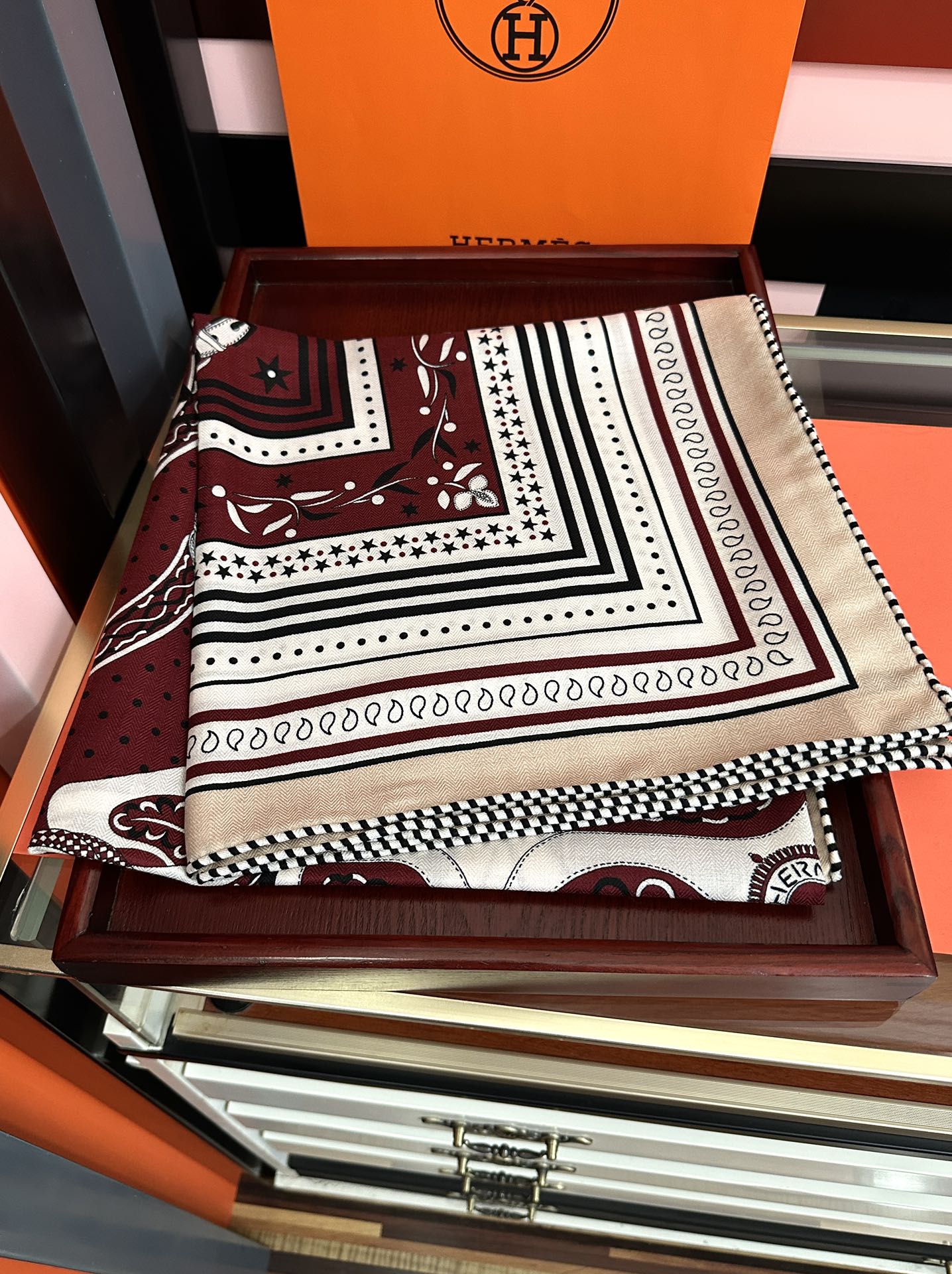 Hermès 爱马仕2026 秋冬新款 ZG同步【亚马逊庆典】新一季丝巾采购清单估计各位养马人们已经列好了 我就不推荐了回头分享一下部分 款的老款信息资料供大家参考 本季必《Rondsdemarch》 一条来自丝巾羊绒丝方巾也不知道是马元素在男士方巾上运用比例高还是正好我每一条无论从配色还是主题图案都深得我心 也相较女款好驾驭 还便宜 大家 尺寸:140X140、材质：30%真丝+70丝绒