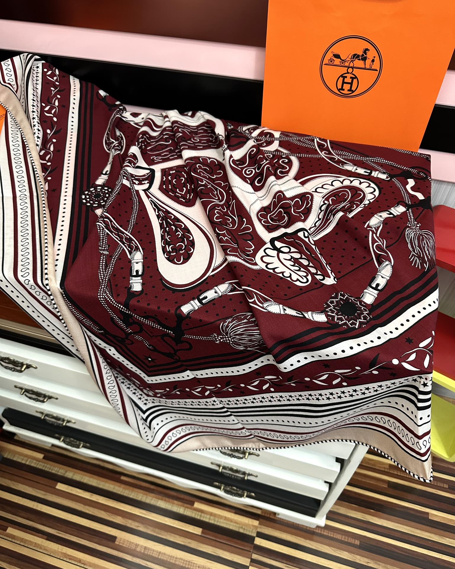 Hermès 爱马仕2026 秋冬新款 ZG同步【亚马逊庆典】新一季丝巾采购清单估计各位养马人们已经列好了 我就不推荐了回头分享一下部分 款的老款信息资料供大家参考 本季必《Rondsdemarch》 一条来自丝巾羊绒丝方巾也不知道是马元素在男士方巾上运用比例高还是正好我每一条无论从配色还是主题图案都深得我心 也相较女款好驾驭 还便宜 大家 尺寸:140X140、材质：30%真丝+70丝绒