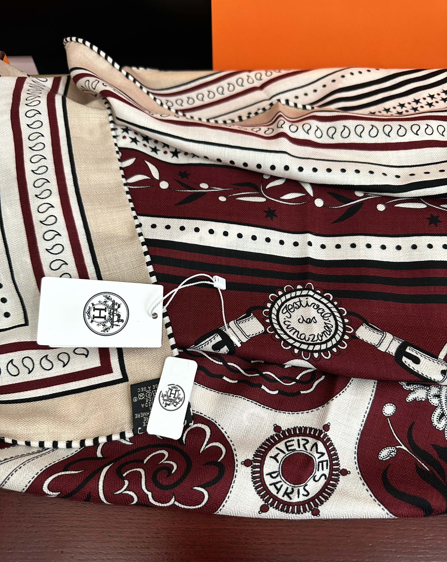 Hermès 爱马仕2026 秋冬新款 ZG同步【亚马逊庆典】新一季丝巾采购清单估计各位养马人们已经列好了 我就不推荐了回头分享一下部分 款的老款信息资料供大家参考 本季必《Rondsdemarch》 一条来自丝巾羊绒丝方巾也不知道是马元素在男士方巾上运用比例高还是正好我每一条无论从配色还是主题图案都深得我心 也相较女款好驾驭 还便宜 大家 尺寸:140X140、材质：30%真丝+70丝绒
