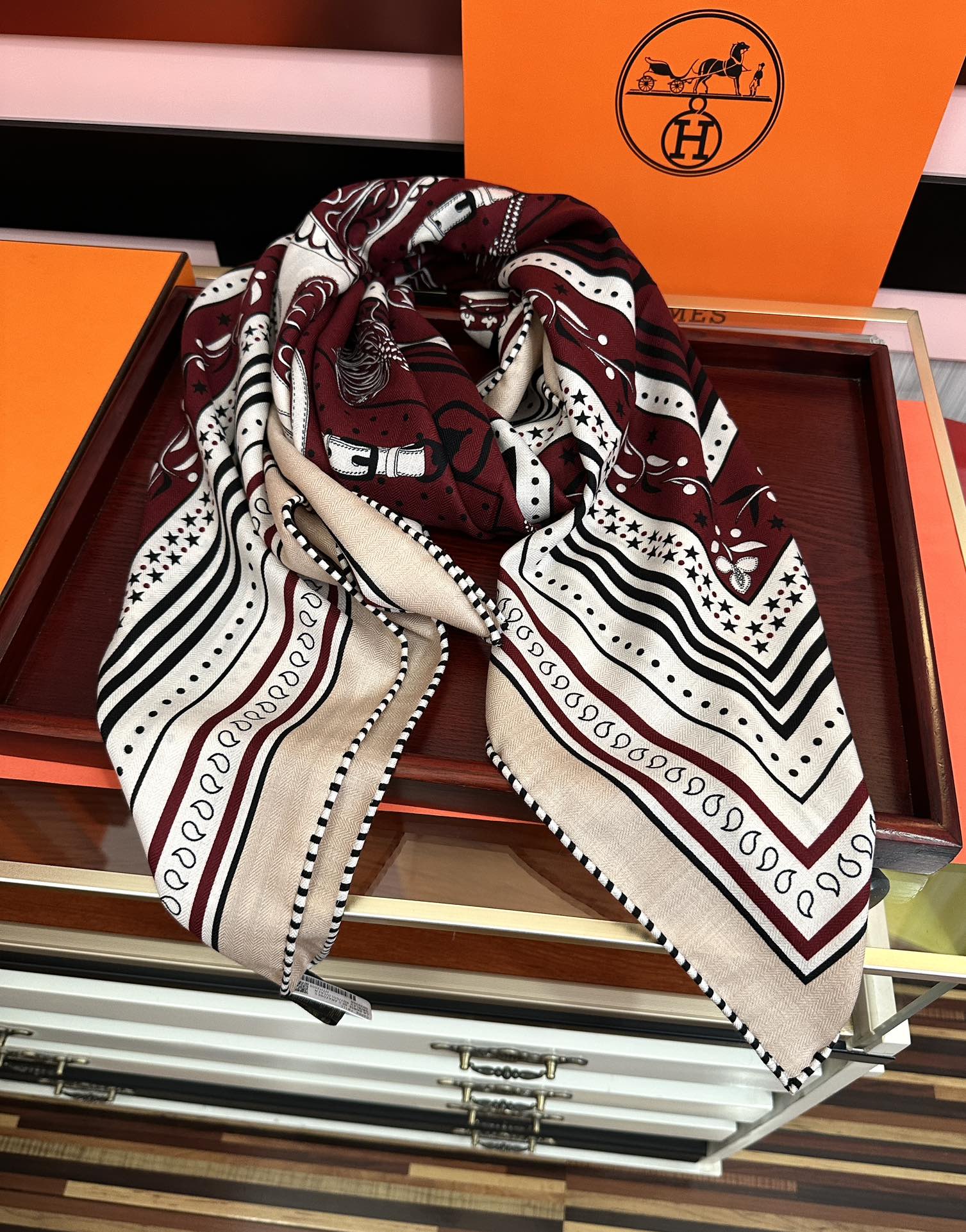 Hermès 爱马仕2026 秋冬新款 ZG同步【亚马逊庆典】新一季丝巾采购清单估计各位养马人们已经列好了 我就不推荐了回头分享一下部分 款的老款信息资料供大家参考 本季必《Rondsdemarch》 一条来自丝巾羊绒丝方巾也不知道是马元素在男士方巾上运用比例高还是正好我每一条无论从配色还是主题图案都深得我心 也相较女款好驾驭 还便宜 大家 尺寸:140X140、材质：30%真丝+70丝绒