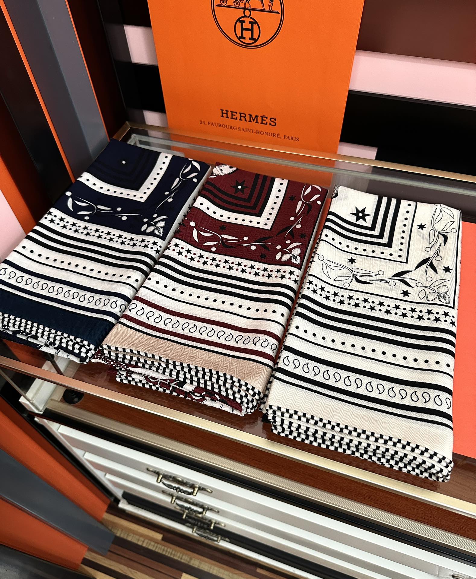 Hermès 爱马仕2026 秋冬新款 ZG同步【亚马逊庆典】新一季丝巾采购清单估计各位养马人们已经列好了 我就不推荐了回头分享一下部分 款的老款信息资料供大家参考 本季必《Rondsdemarch》 一条来自丝巾羊绒丝方巾也不知道是马元素在男士方巾上运用比例高还是正好我每一条无论从配色还是主题图案都深得我心 也相较女款好驾驭 还便宜 大家 尺寸:140X140、材质：30%真丝+70丝绒
