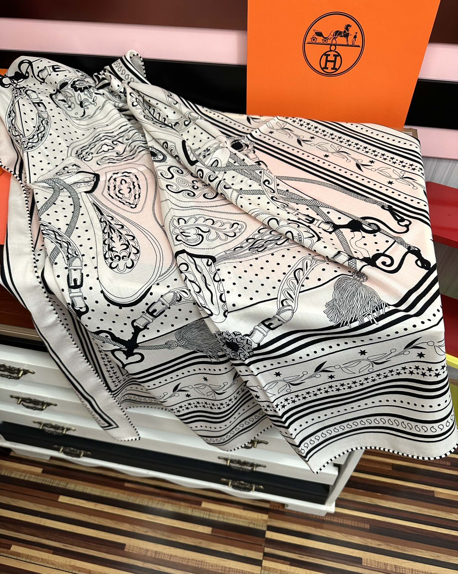 Hermès 爱马仕2026 秋冬新款 ZG同步【亚马逊庆典】新一季丝巾采购清单估计各位养马人们已经列好了 我就不推荐了回头分享一下部分 款的老款信息资料供大家参考 本季必《Rondsdemarch》 一条来自丝巾羊绒丝方巾也不知道是马元素在男士方巾上运用比例高还是正好我每一条无论从配色还是主题图案都深得我心 也相较女款好驾驭 还便宜 大家 尺寸:140X140、材质：30%真丝+70丝绒