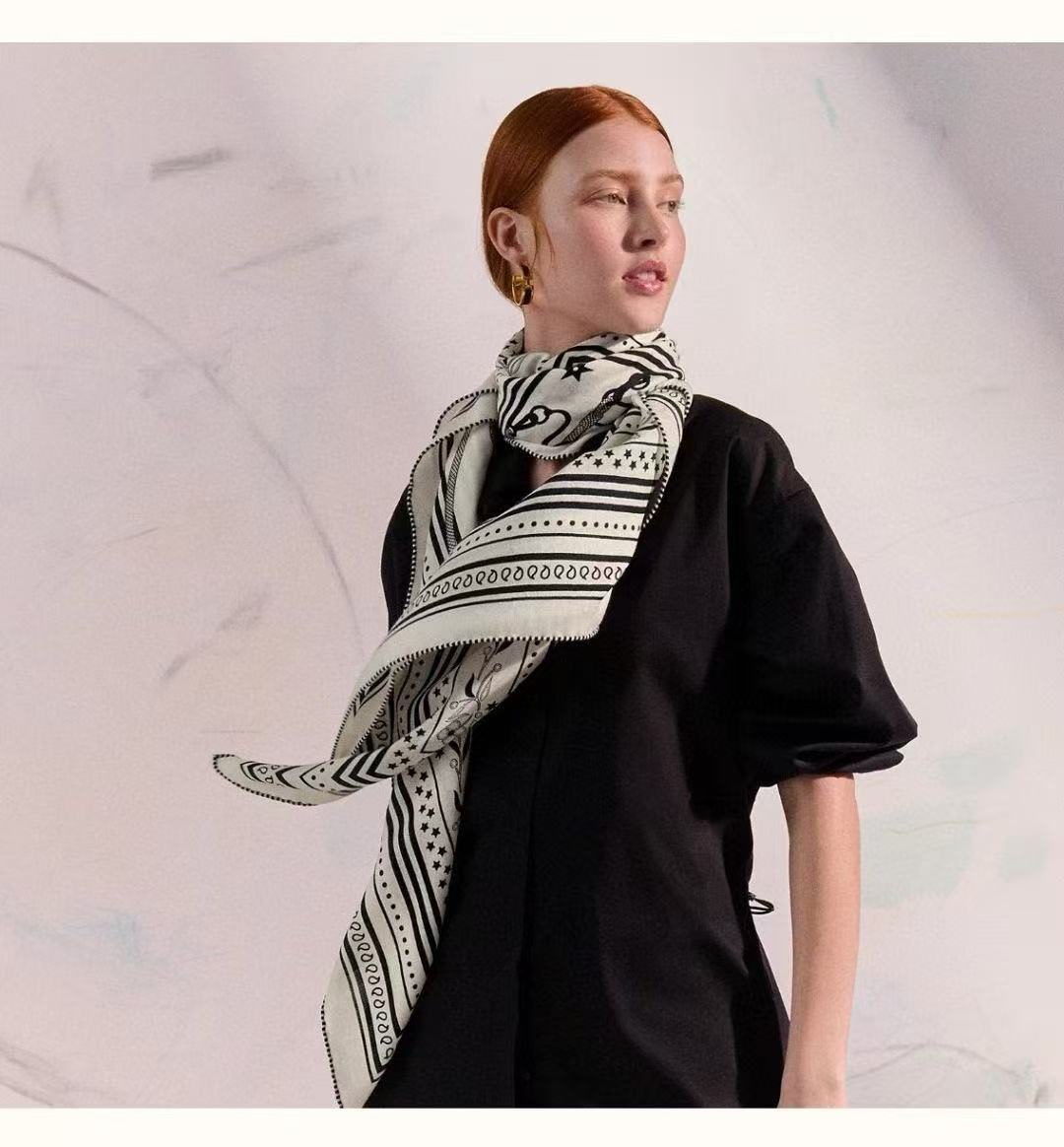 Hermès 爱马仕2026 秋冬新款 ZG同步【亚马逊庆典】新一季丝巾采购清单估计各位养马人们已经列好了 我就不推荐了回头分享一下部分 款的老款信息资料供大家参考 本季必《Rondsdemarch》 一条来自丝巾羊绒丝方巾也不知道是马元素在男士方巾上运用比例高还是正好我每一条无论从配色还是主题图案都深得我心 也相较女款好驾驭 还便宜 大家 尺寸:140X140、材质：30%真丝+70丝绒