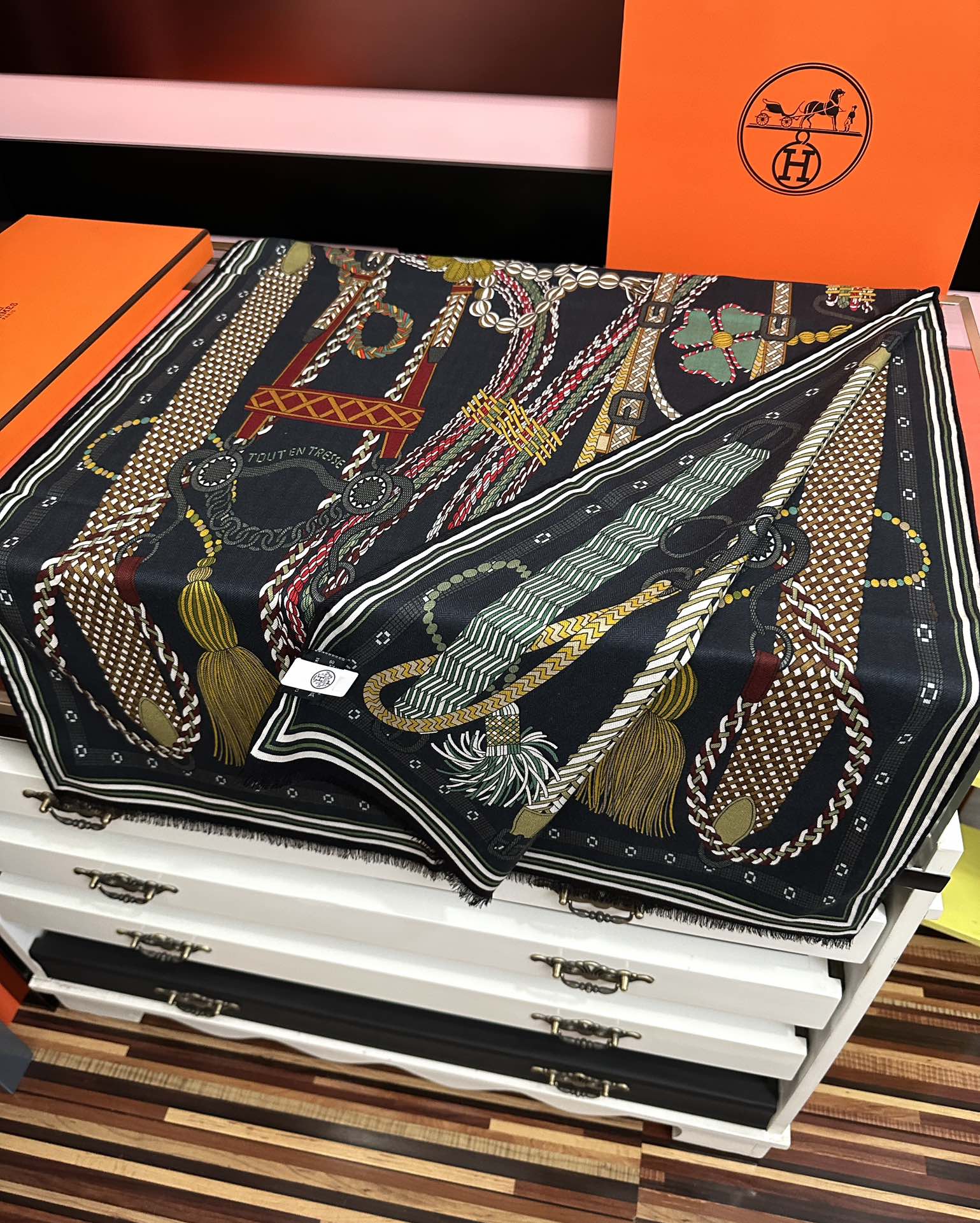 Hermès 新款2026 爱马仕 【双面同色】太美了 下手一定要快 四季都可以用 真心美的让人非常非上身效果简直美翻了 品质非常完美 整个围巾给人气场的同时又非常 秀丽 绝对值得入手的新款 实物一拿到就会庆幸自己是女人的绝美好货 尺寸：65x185