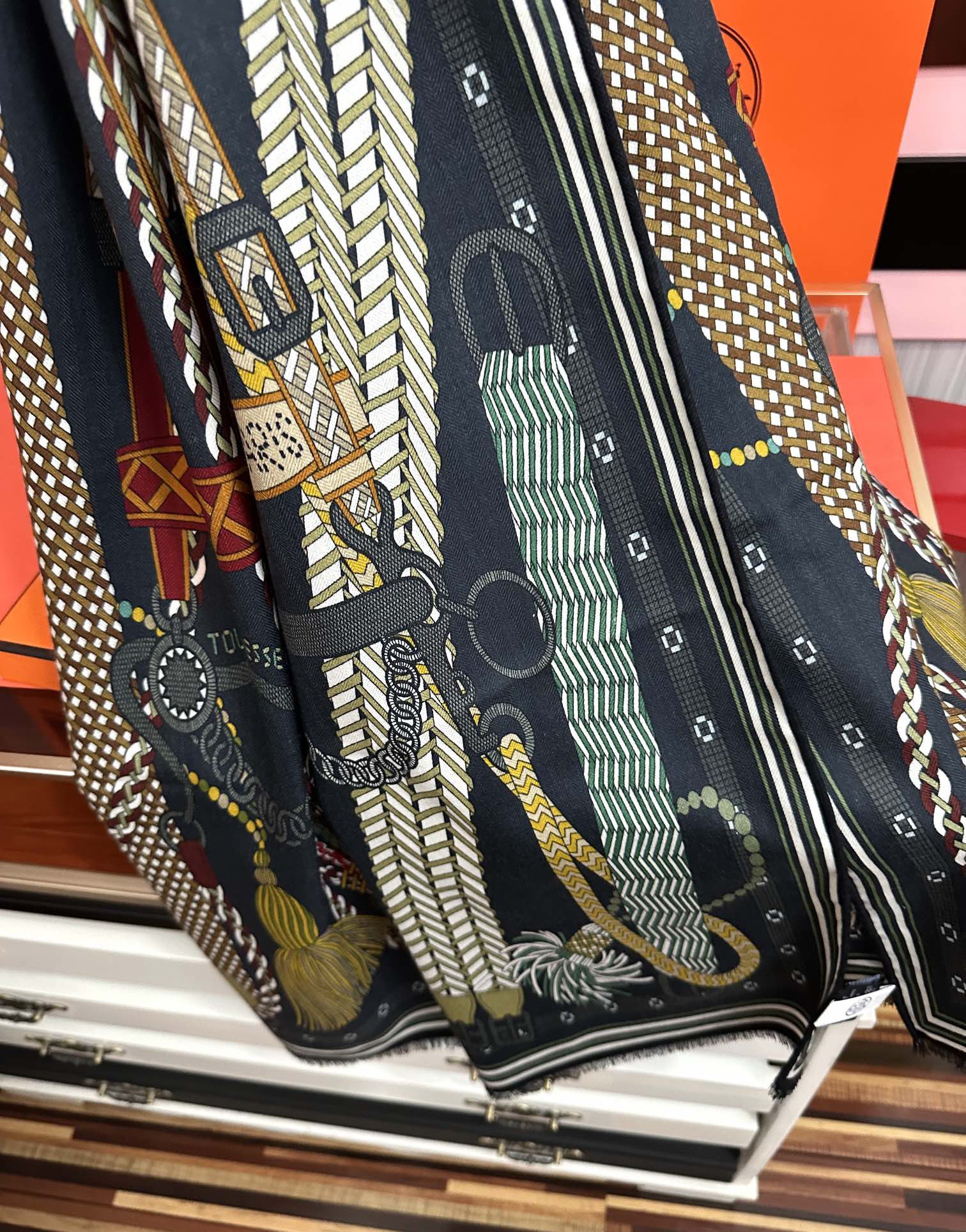 Hermès 新款2026 爱马仕 【双面同色】太美了 下手一定要快 四季都可以用 真心美的让人非常非上身效果简直美翻了 品质非常完美 整个围巾给人气场的同时又非常 秀丽 绝对值得入手的新款 实物一拿到就会庆幸自己是女人的绝美好货 尺寸：65x185