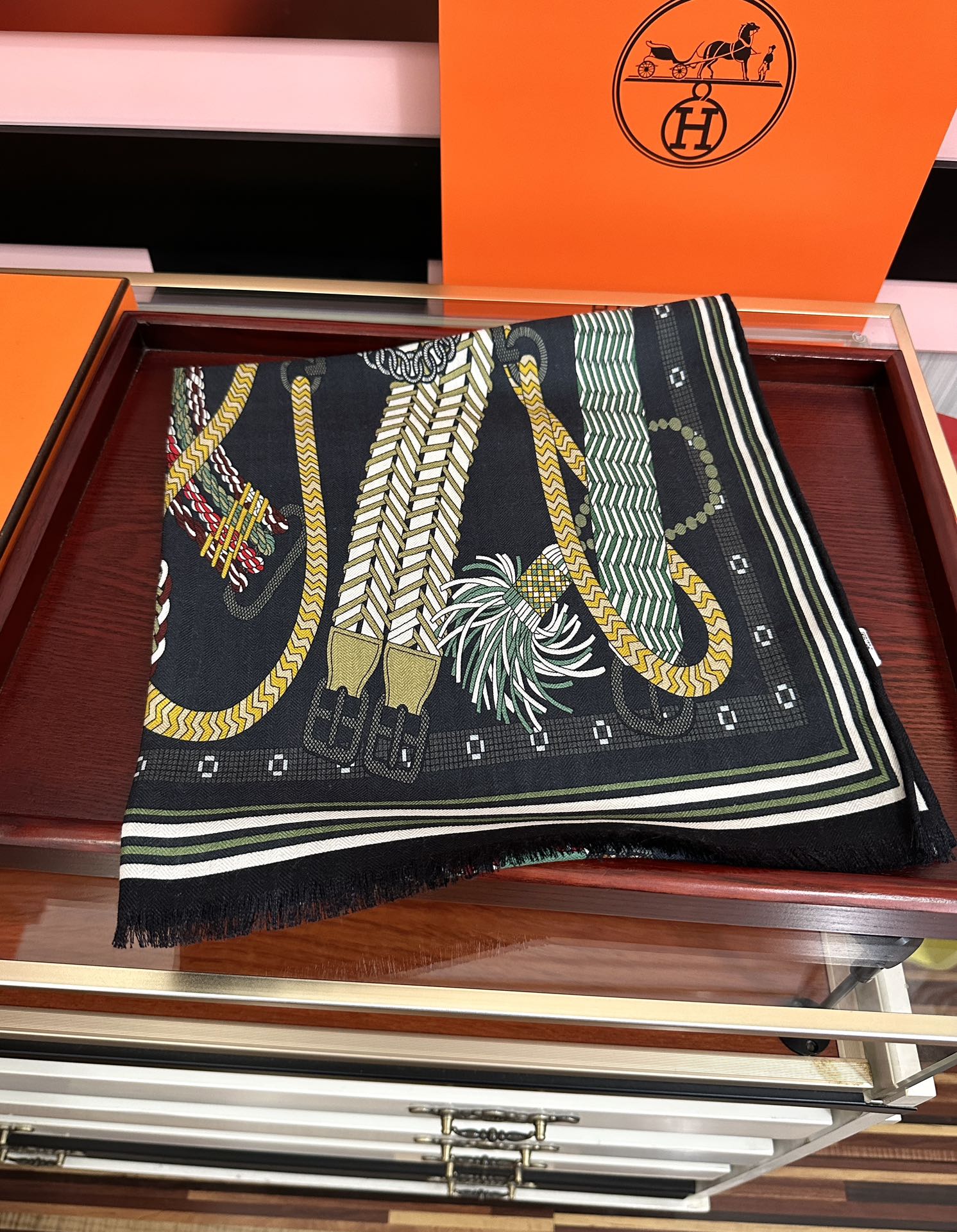 Hermès 新款2026 爱马仕 【双面同色】太美了 下手一定要快 四季都可以用 真心美的让人非常非上身效果简直美翻了 品质非常完美 整个围巾给人气场的同时又非常 秀丽 绝对值得入手的新款 实物一拿到就会庆幸自己是女人的绝美好货 尺寸：65x185