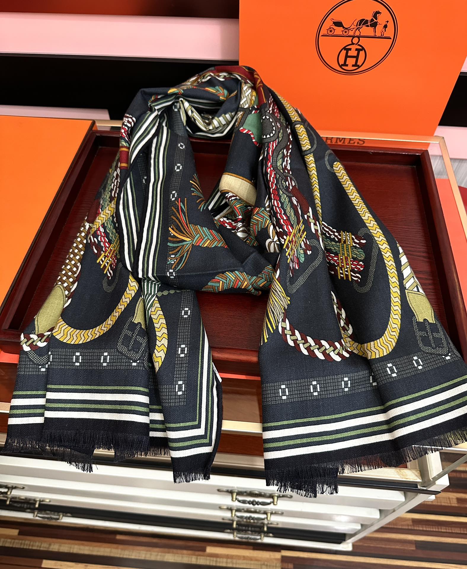 Hermès 新款2026 爱马仕 【双面同色】太美了 下手一定要快 四季都可以用 真心美的让人非常非上身效果简直美翻了 品质非常完美 整个围巾给人气场的同时又非常 秀丽 绝对值得入手的新款 实物一拿到就会庆幸自己是女人的绝美好货 尺寸：65x185