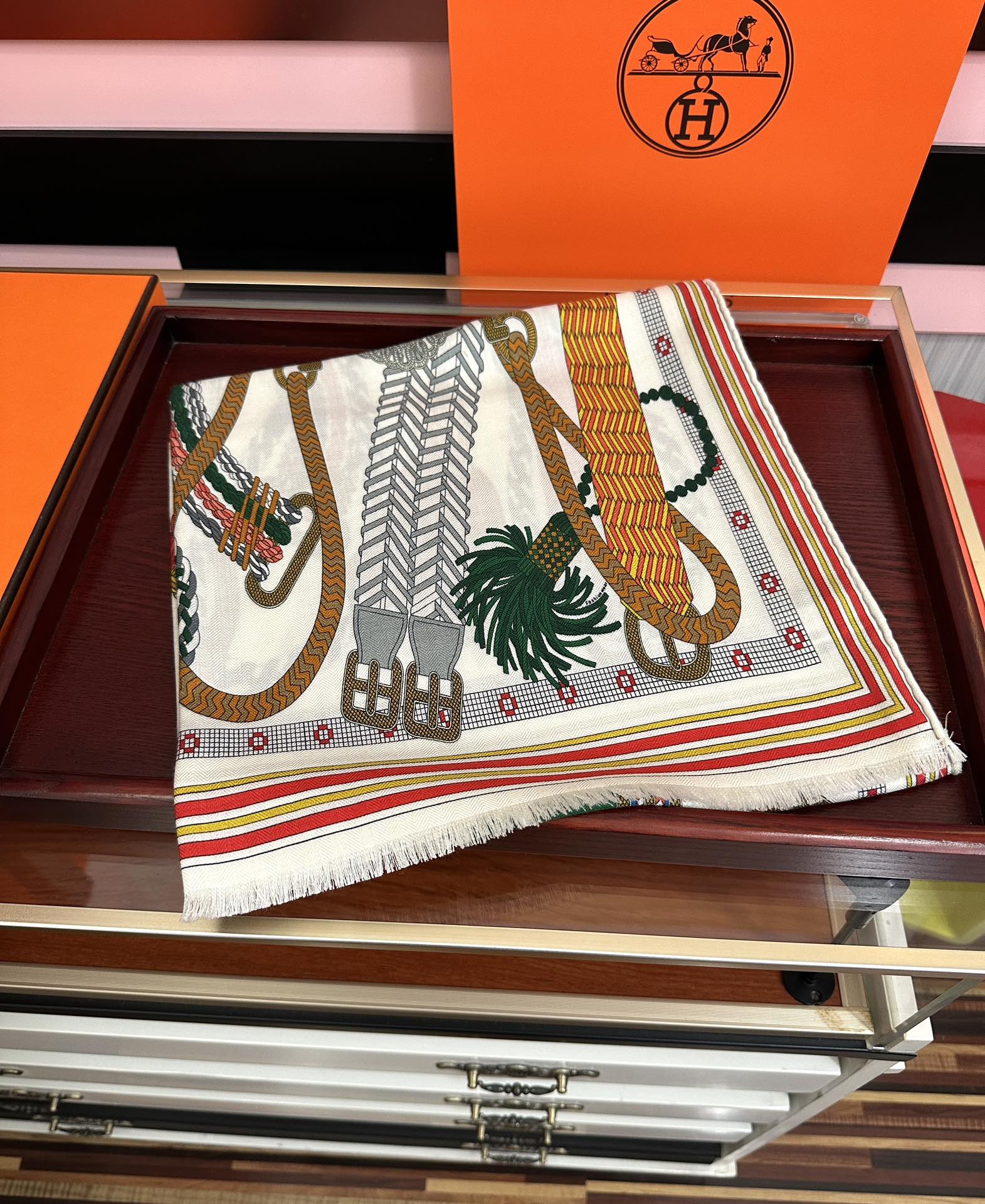 Hermès 新款2026 爱马仕 【双面同色】太美了 下手一定要快 四季都可以用 真心美的让人非常非上身效果简直美翻了 品质非常完美 整个围巾给人气场的同时又非常 秀丽 绝对值得入手的新款 实物一拿到就会庆幸自己是女人的绝美好货 尺寸：65x185