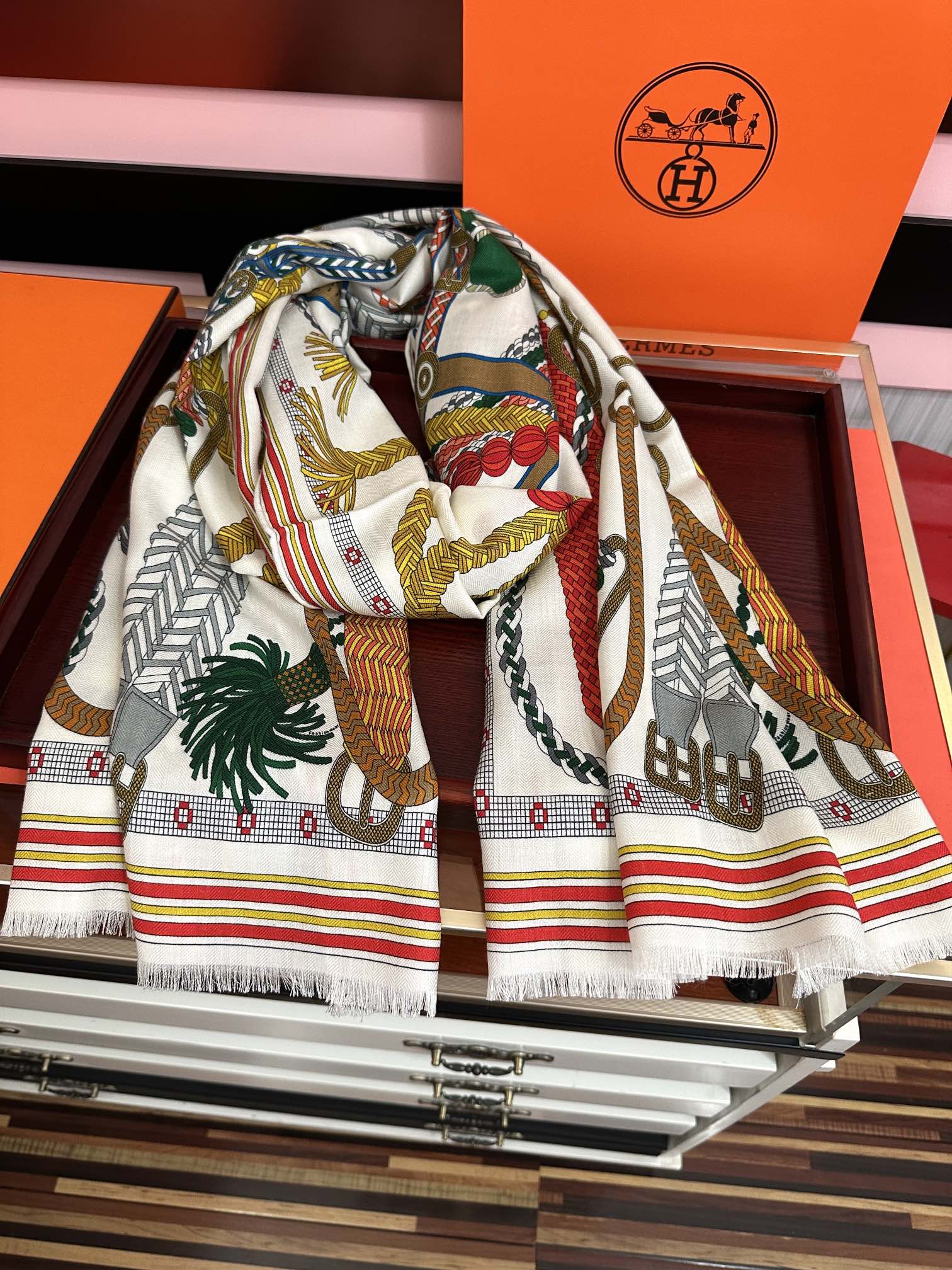 Hermès 新款2026 爱马仕 【双面同色】太美了 下手一定要快 四季都可以用 真心美的让人非常非上身效果简直美翻了 品质非常完美 整个围巾给人气场的同时又非常 秀丽 绝对值得入手的新款 实物一拿到就会庆幸自己是女人的绝美好货 尺寸：65x185