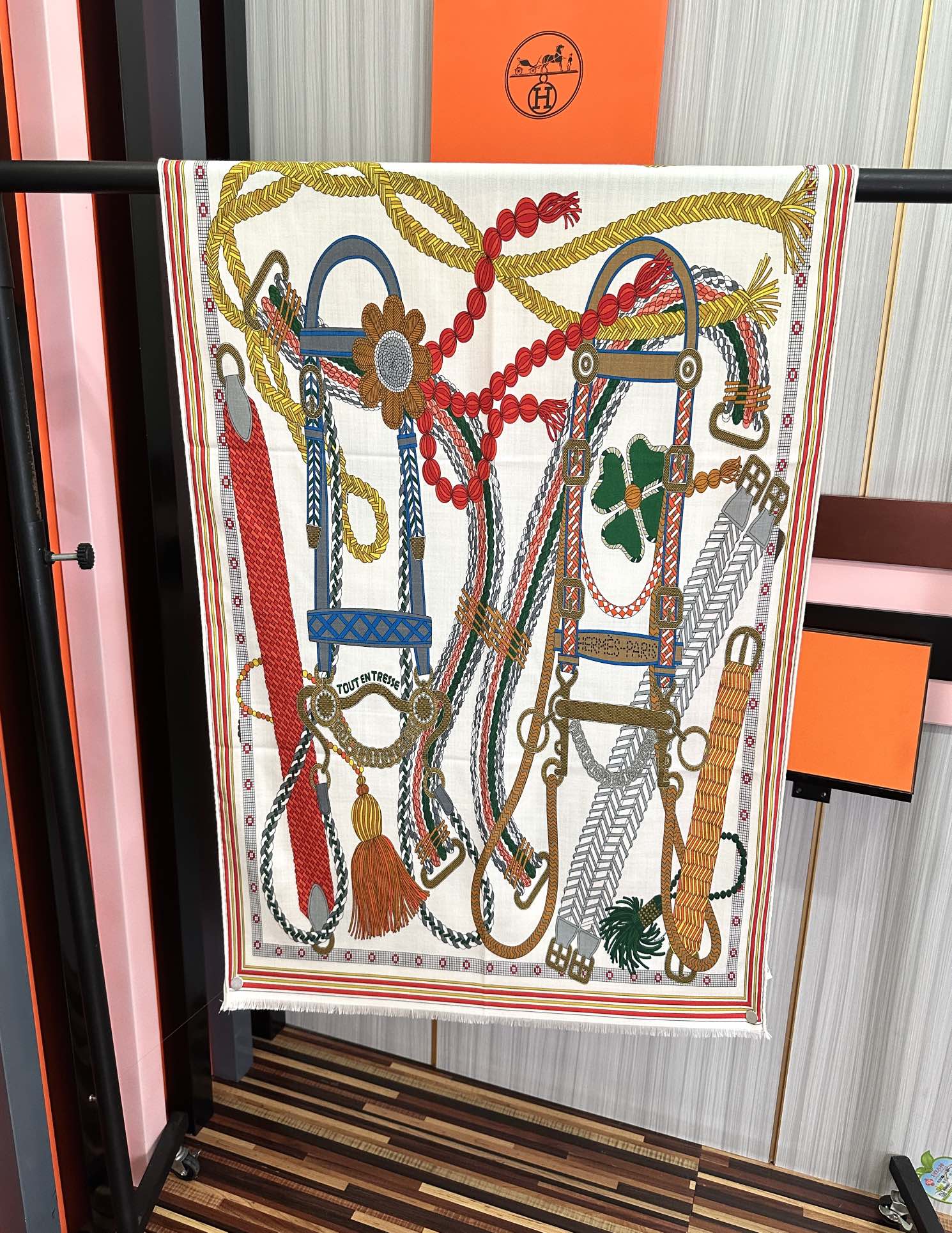 Hermès 新款2026 爱马仕 【双面同色】太美了 下手一定要快 四季都可以用 真心美的让人非常非上身效果简直美翻了 品质非常完美 整个围巾给人气场的同时又非常 秀丽 绝对值得入手的新款 实物一拿到就会庆幸自己是女人的绝美好货 尺寸：65x185