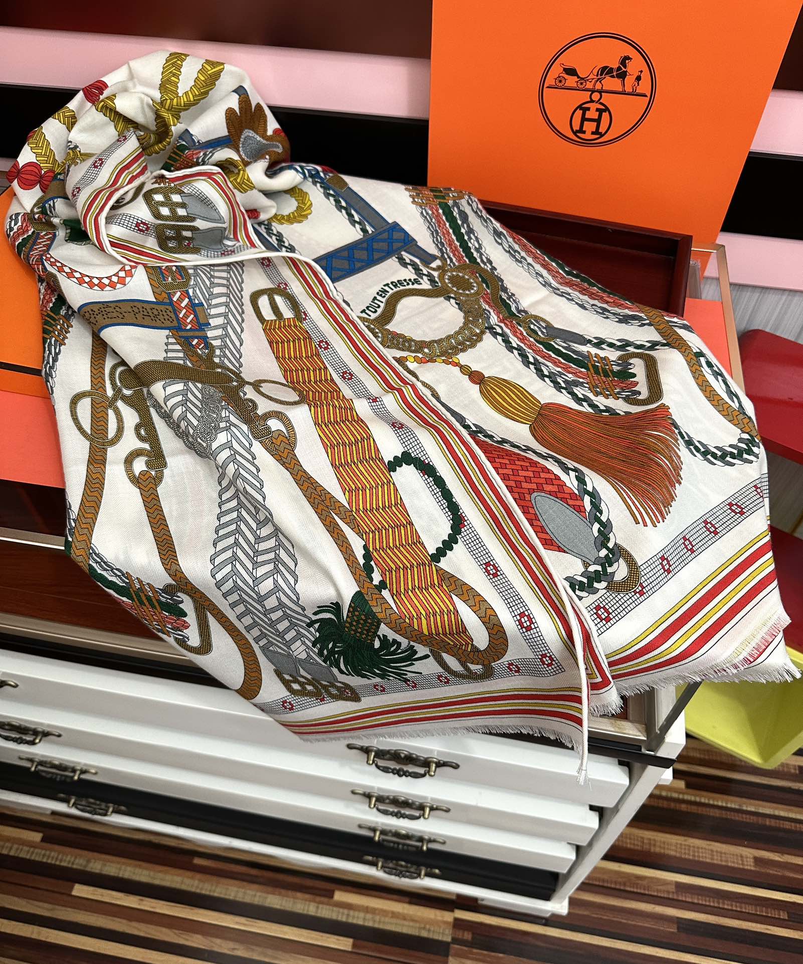Hermès 新款2026 爱马仕 【双面同色】太美了 下手一定要快 四季都可以用 真心美的让人非常非上身效果简直美翻了 品质非常完美 整个围巾给人气场的同时又非常 秀丽 绝对值得入手的新款 实物一拿到就会庆幸自己是女人的绝美好货 尺寸：65x185