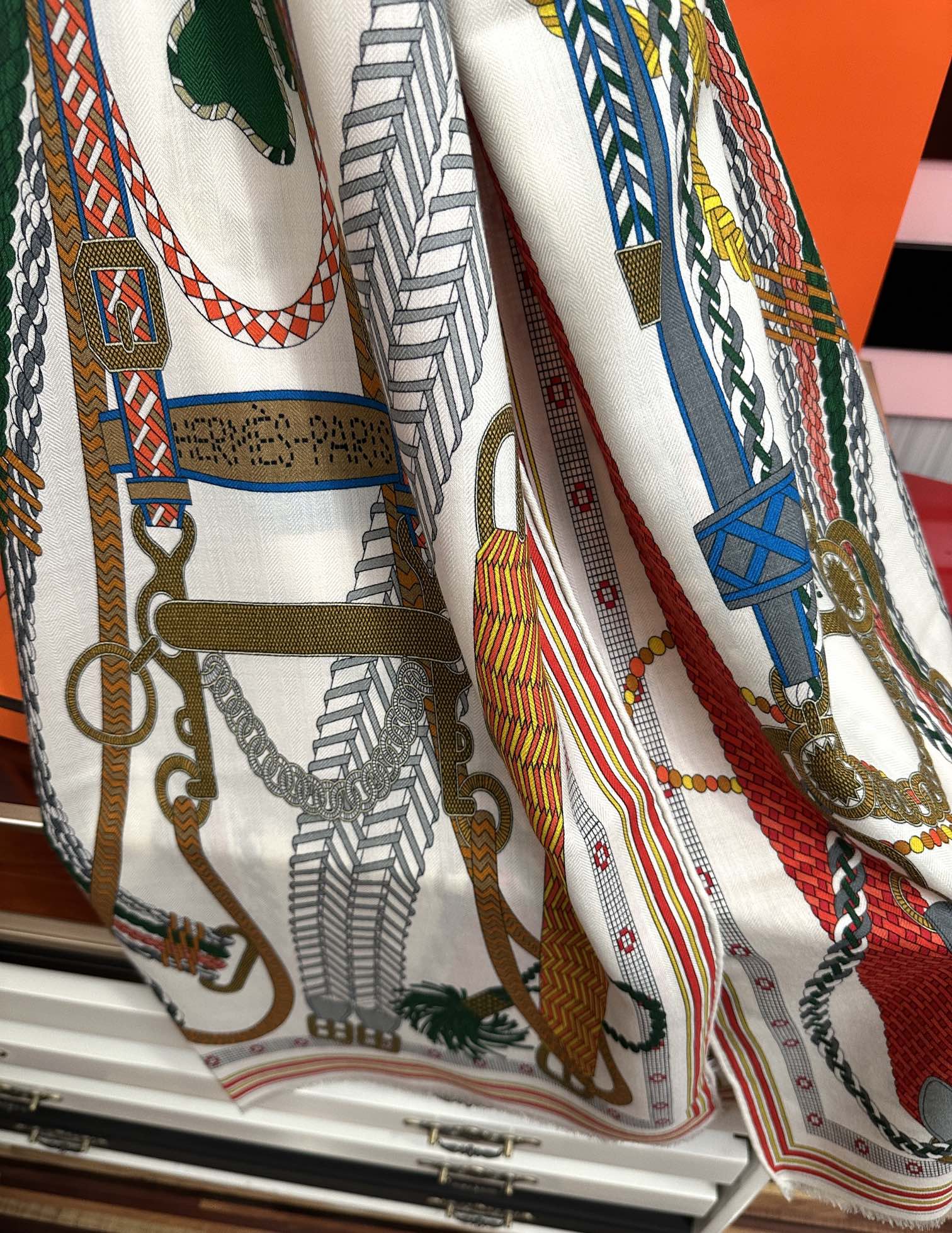 Hermès 新款2026 爱马仕 【双面同色】太美了 下手一定要快 四季都可以用 真心美的让人非常非上身效果简直美翻了 品质非常完美 整个围巾给人气场的同时又非常 秀丽 绝对值得入手的新款 实物一拿到就会庆幸自己是女人的绝美好货 尺寸：65x185