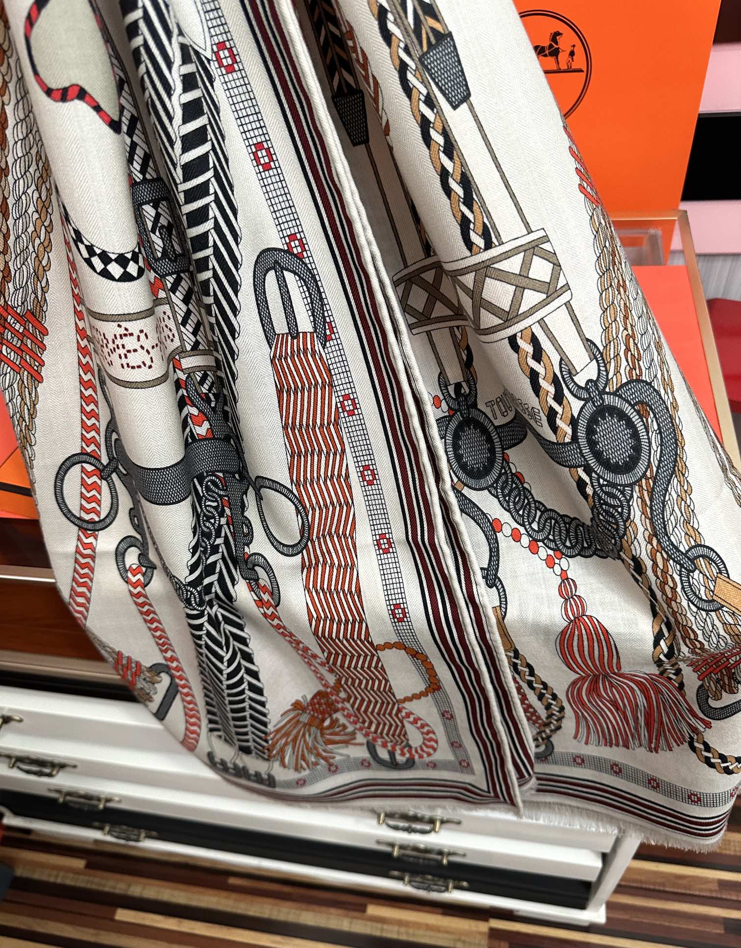 Hermès 新款2026 爱马仕 【双面同色】太美了 下手一定要快 四季都可以用 真心美的让人非常非上身效果简直美翻了 品质非常完美 整个围巾给人气场的同时又非常 秀丽 绝对值得入手的新款 实物一拿到就会庆幸自己是女人的绝美好货 尺寸：65x185