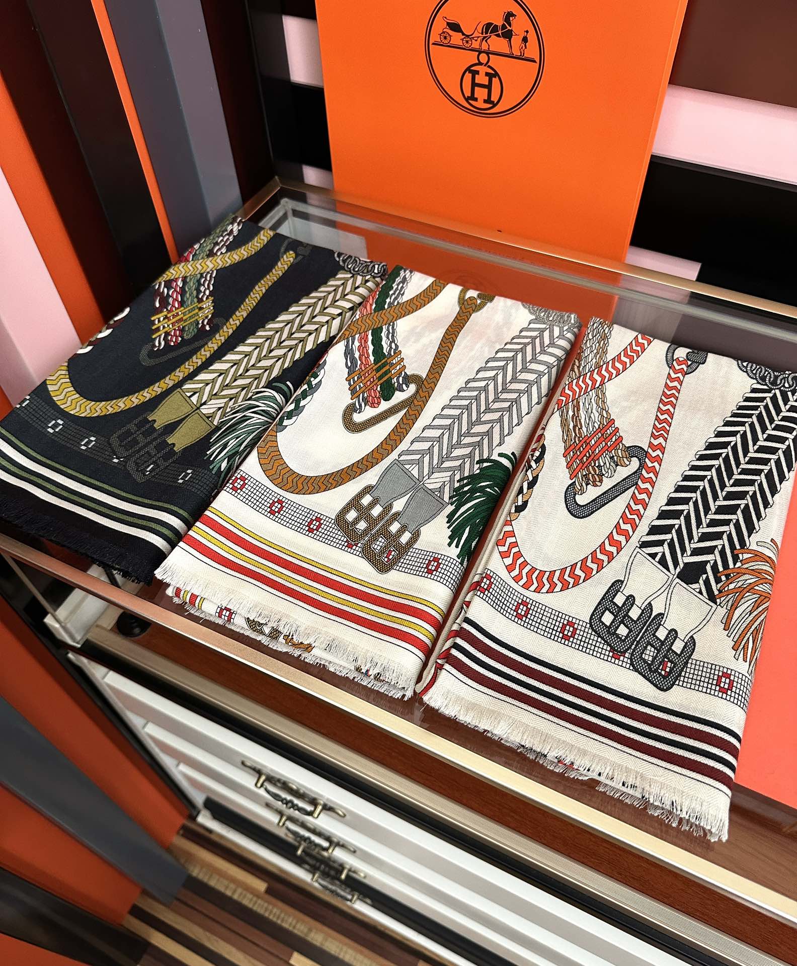 Hermès 新款2026 爱马仕 【双面同色】太美了 下手一定要快 四季都可以用 真心美的让人非常非上身效果简直美翻了 品质非常完美 整个围巾给人气场的同时又非常 秀丽 绝对值得入手的新款 实物一拿到就会庆幸自己是女人的绝美好货 尺寸：65x185
