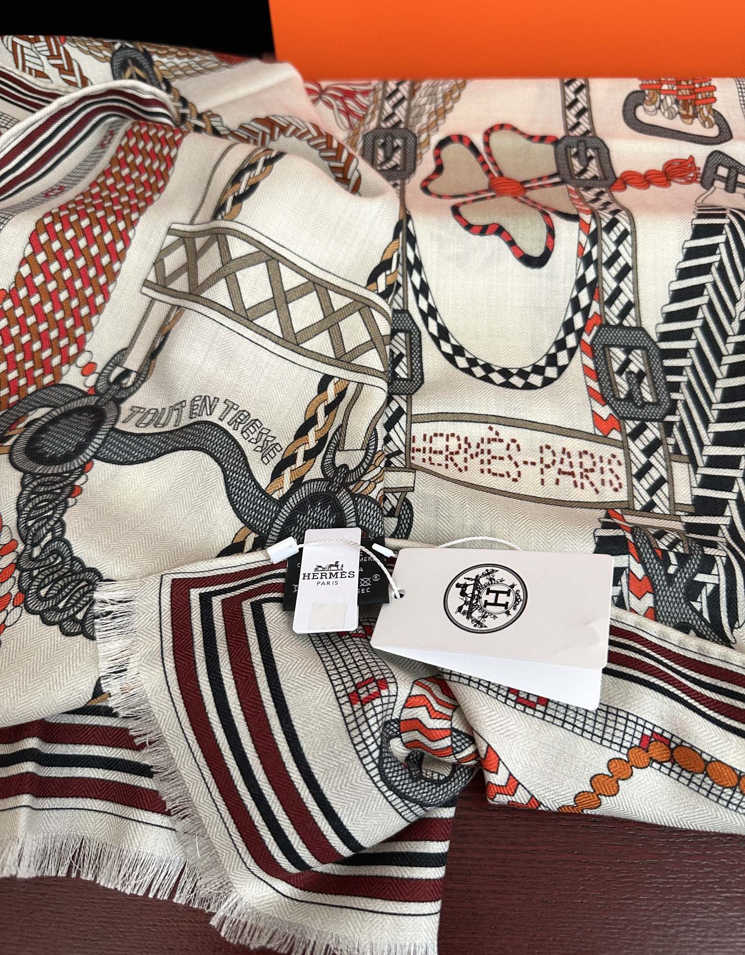 Hermès 新款2026 爱马仕 【双面同色】太美了 下手一定要快 四季都可以用 真心美的让人非常非上身效果简直美翻了 品质非常完美 整个围巾给人气场的同时又非常 秀丽 绝对值得入手的新款 实物一拿到就会庆幸自己是女人的绝美好货 尺寸：65x185