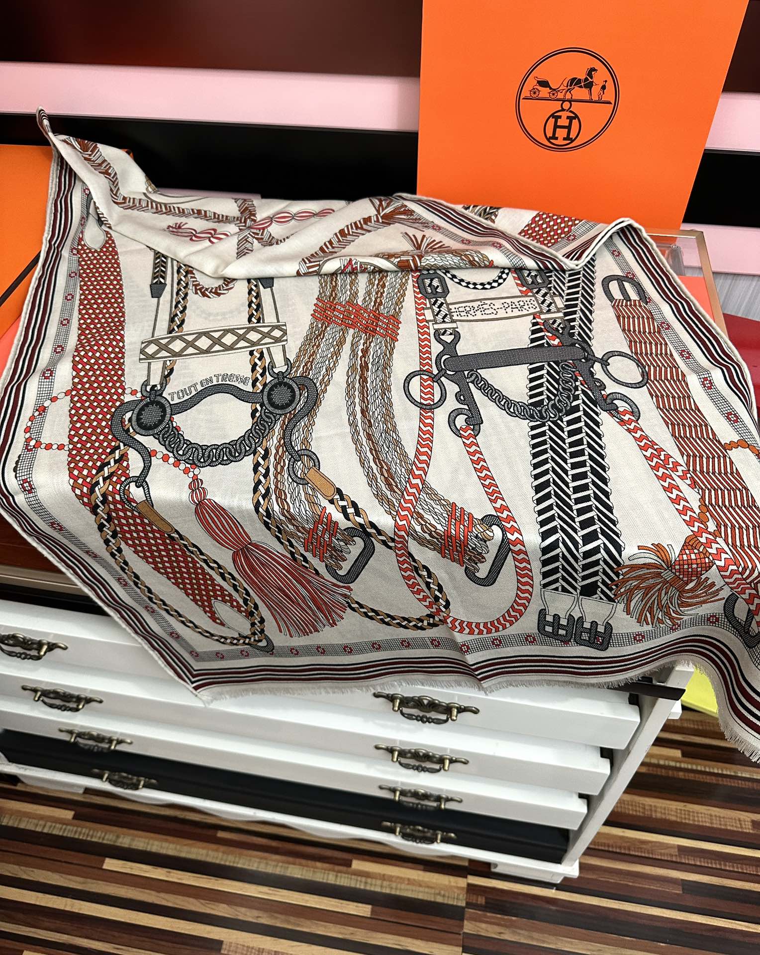 Hermès 新款2026 爱马仕 【双面同色】太美了 下手一定要快 四季都可以用 真心美的让人非常非上身效果简直美翻了 品质非常完美 整个围巾给人气场的同时又非常 秀丽 绝对值得入手的新款 实物一拿到就会庆幸自己是女人的绝美好货 尺寸：65x185