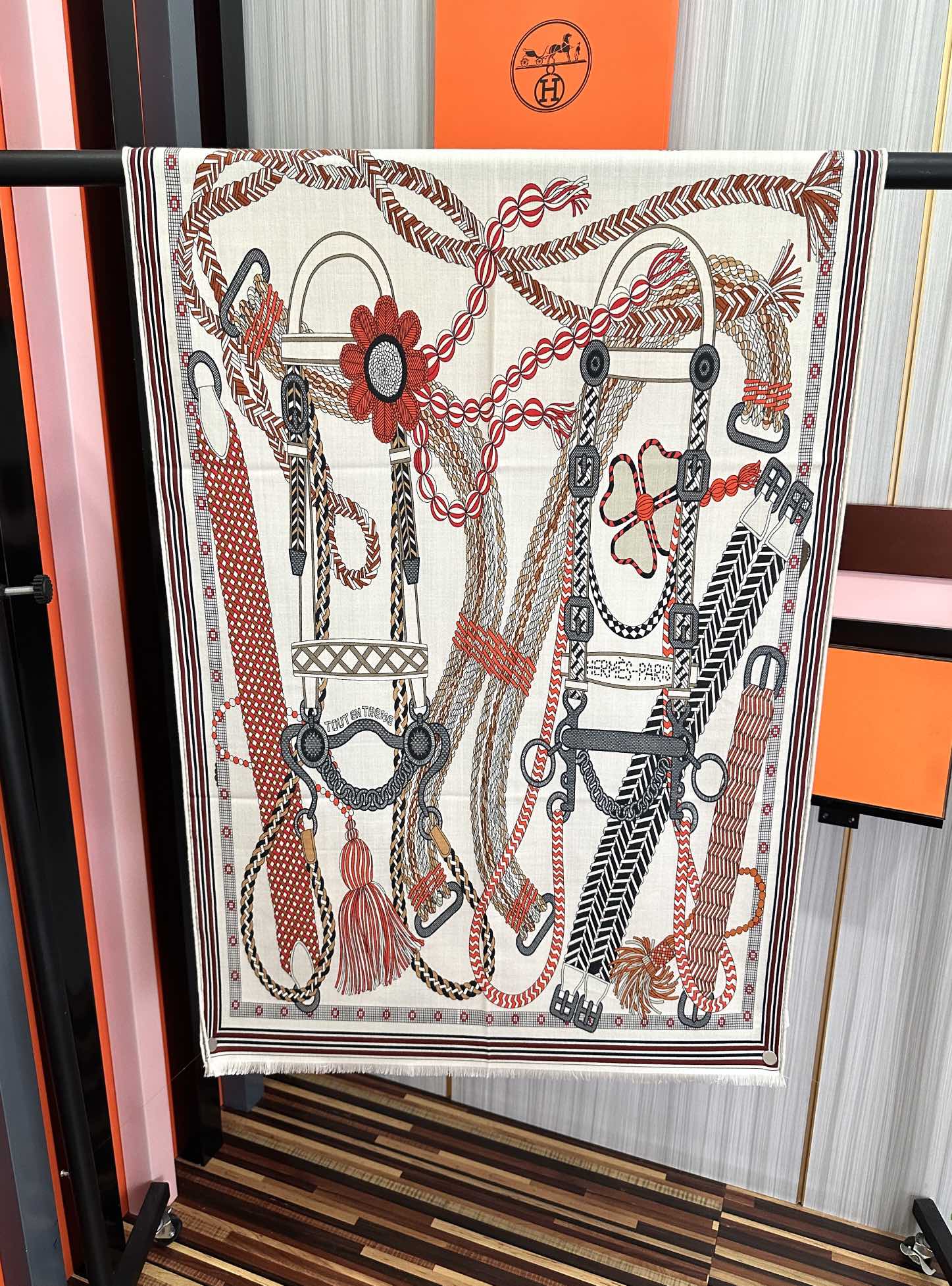 Hermès 新款2026 爱马仕 【双面同色】太美了 下手一定要快 四季都可以用 真心美的让人非常非上身效果简直美翻了 品质非常完美 整个围巾给人气场的同时又非常 秀丽 绝对值得入手的新款 实物一拿到就会庆幸自己是女人的绝美好货 尺寸：65x185