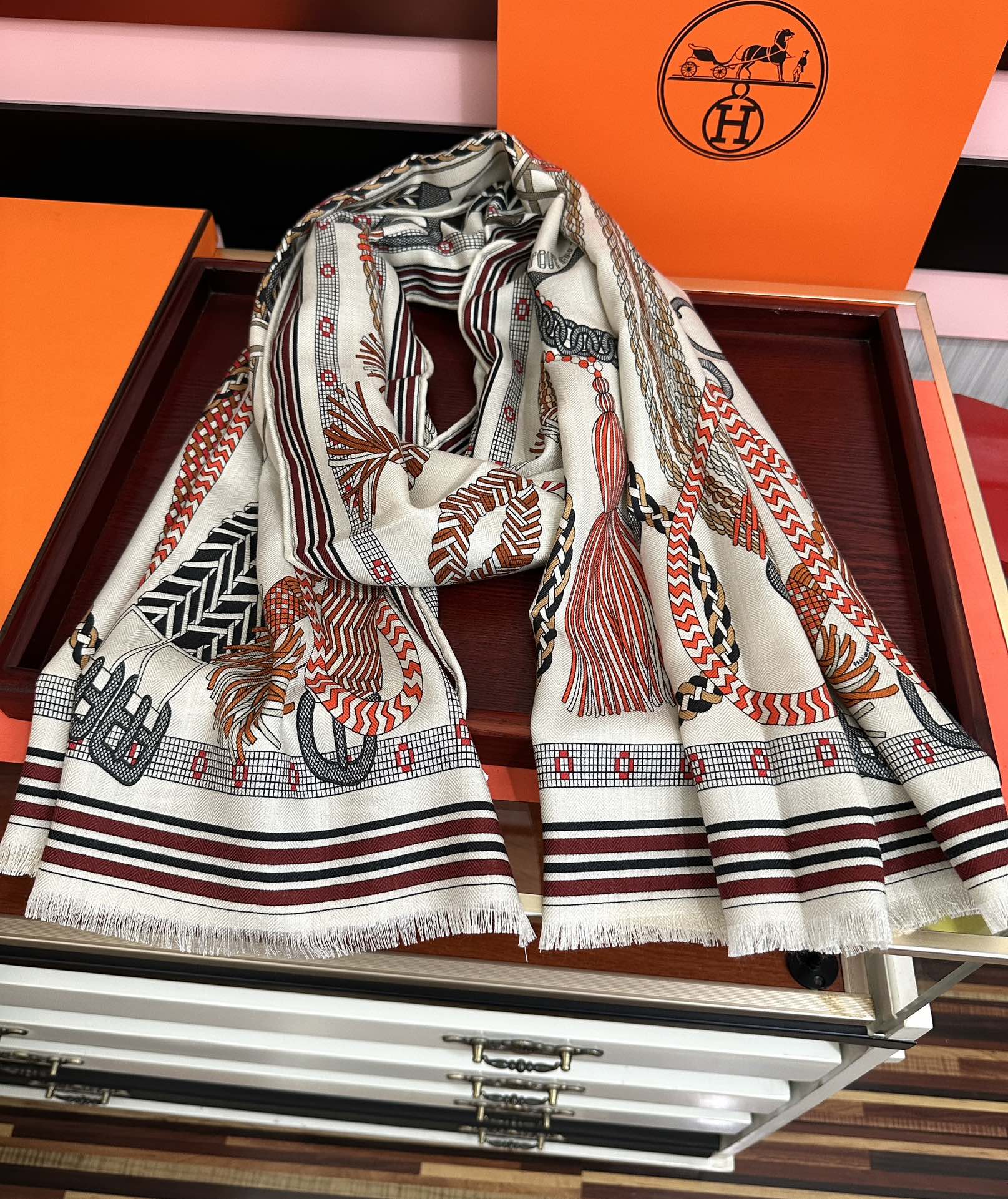 Hermès 新款2026 爱马仕 【双面同色】太美了 下手一定要快 四季都可以用 真心美的让人非常非上身效果简直美翻了 品质非常完美 整个围巾给人气场的同时又非常 秀丽 绝对值得入手的新款 实物一拿到就会庆幸自己是女人的绝美好货 尺寸：65x185