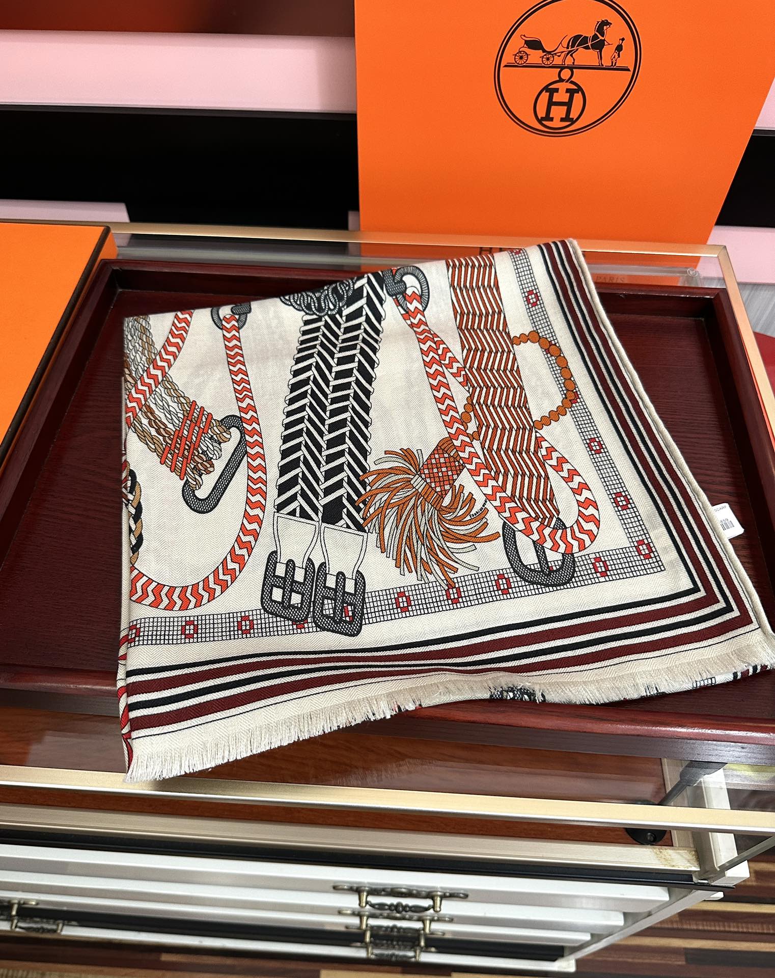 Hermès 新款2026 爱马仕 【双面同色】太美了 下手一定要快 四季都可以用 真心美的让人非常非上身效果简直美翻了 品质非常完美 整个围巾给人气场的同时又非常 秀丽 绝对值得入手的新款 实物一拿到就会庆幸自己是女人的绝美好货 尺寸：65x185