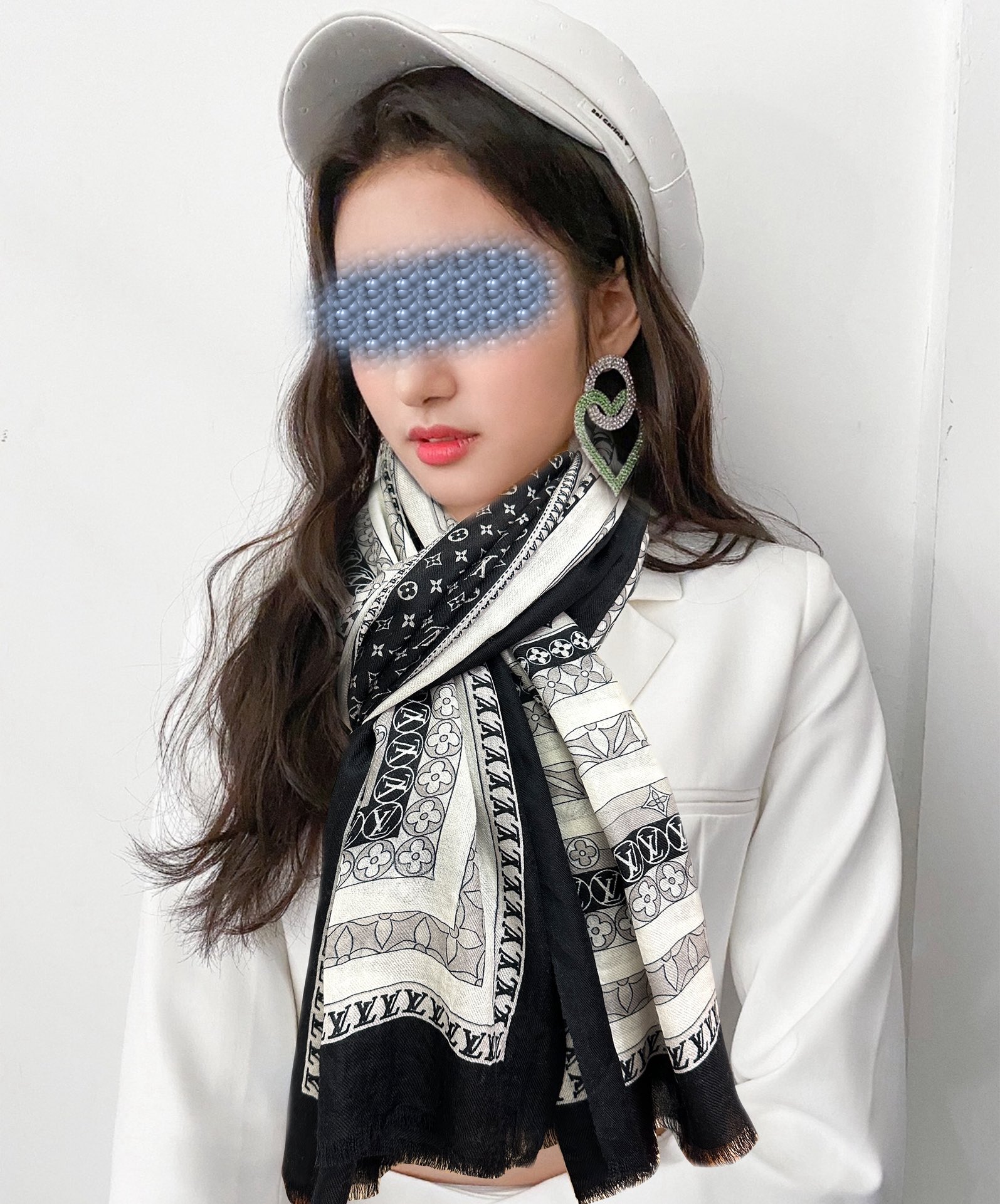 Louis Vuitton 最新款‼ 设计太美了 真心赞 【双面300支戒指绒长巾】 实物真心美 细节都可见 高端 VI 绝对值得入手 尺寸：100x200cm材质：羊绒