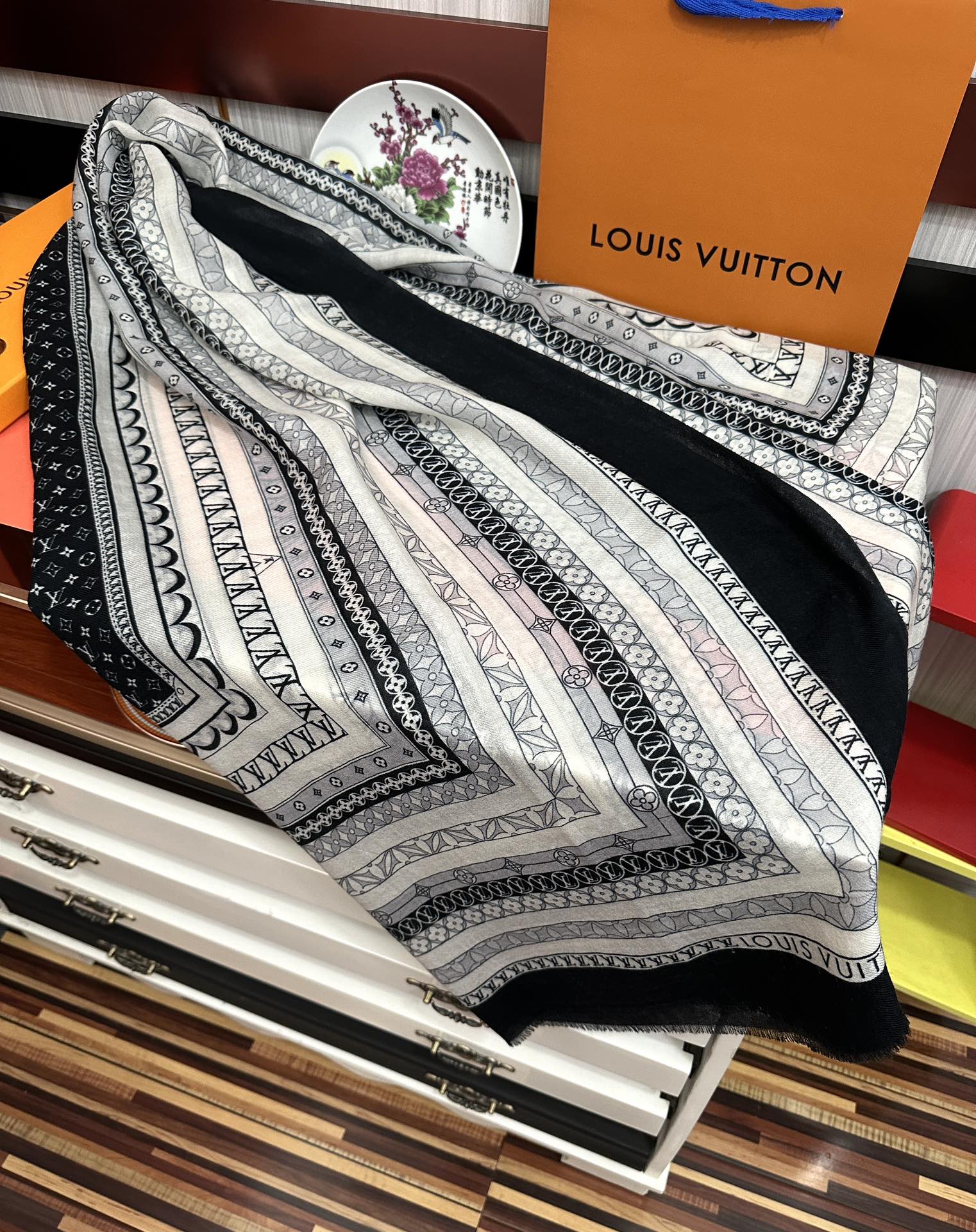 Louis Vuitton 最新款‼ 设计太美了 真心赞 【双面300支戒指绒长巾】 实物真心美 细节都可见 高端 VI 绝对值得入手 尺寸：100x200cm材质：羊绒