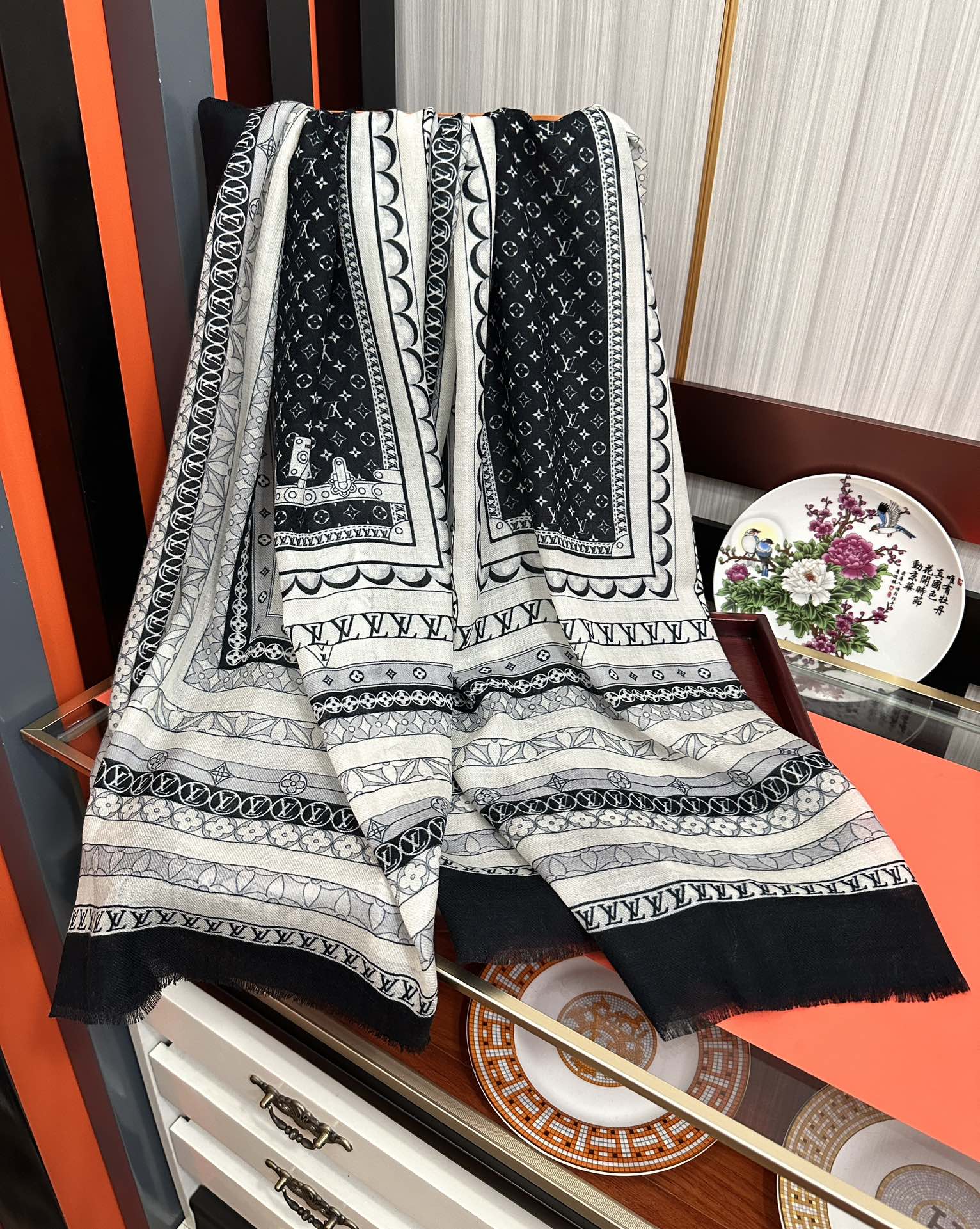 Louis Vuitton 最新款‼ 设计太美了 真心赞 【双面300支戒指绒长巾】 实物真心美 细节都可见 高端 VI 绝对值得入手 尺寸：100x200cm材质：羊绒