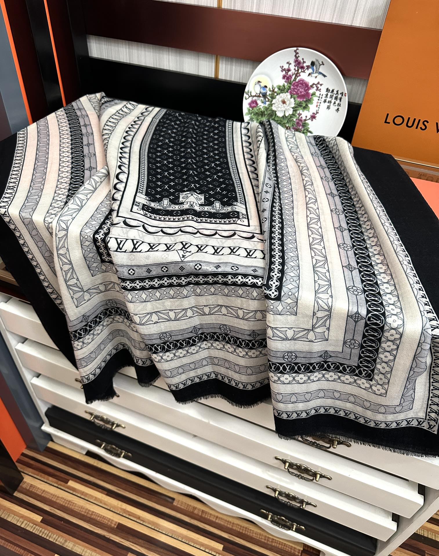 Louis Vuitton 最新款‼ 设计太美了 真心赞 【双面300支戒指绒长巾】 实物真心美 细节都可见 高端 VI 绝对值得入手 尺寸：100x200cm材质：羊绒
