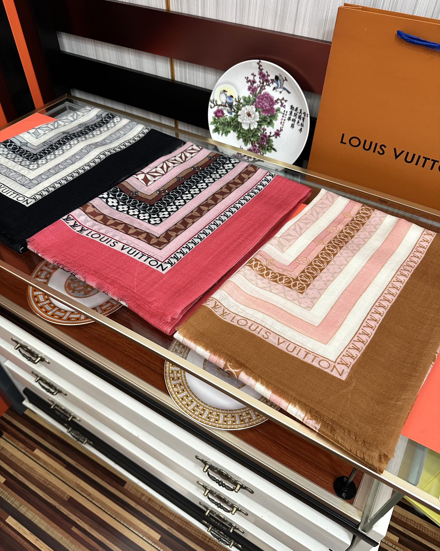 Louis Vuitton 最新款‼ 设计太美了 真心赞 【双面300支戒指绒长巾】 实物真心美 细节都可见 高端 VI 绝对值得入手 尺寸：100x200cm材质：羊绒