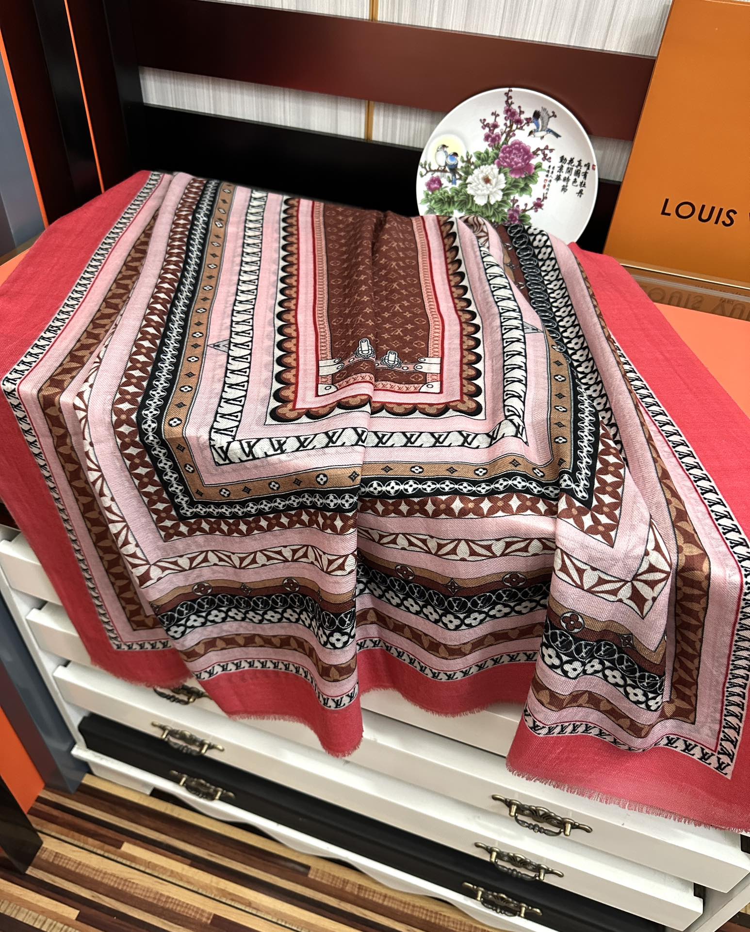 Louis Vuitton 最新款‼ 设计太美了 真心赞 【双面300支戒指绒长巾】 实物真心美 细节都可见 高端 VI 绝对值得入手 尺寸：100x200cm材质：羊绒
