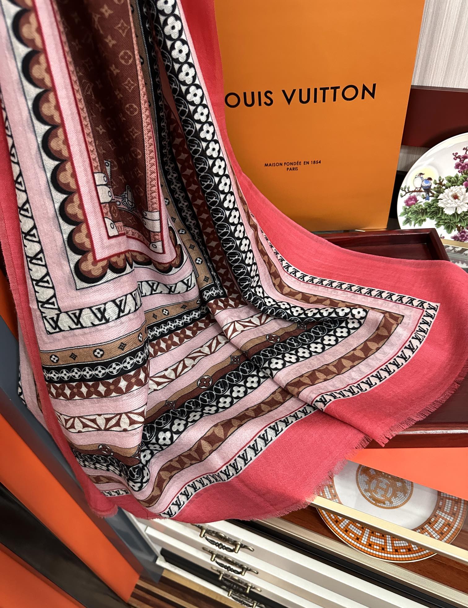 Louis Vuitton 最新款‼ 设计太美了 真心赞 【双面300支戒指绒长巾】 实物真心美 细节都可见 高端 VI 绝对值得入手 尺寸：100x200cm材质：羊绒