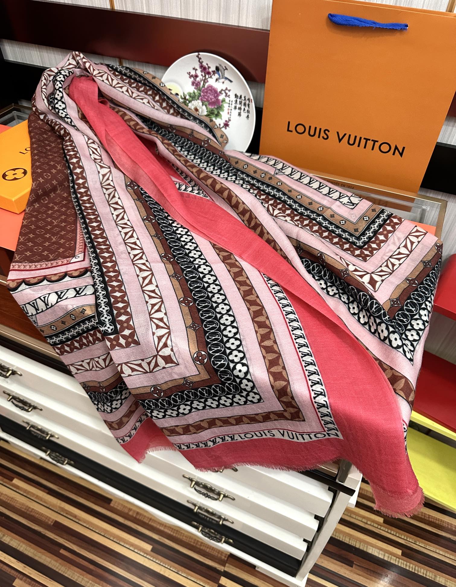 Louis Vuitton 最新款‼ 设计太美了 真心赞 【双面300支戒指绒长巾】 实物真心美 细节都可见 高端 VI 绝对值得入手 尺寸：100x200cm材质：羊绒