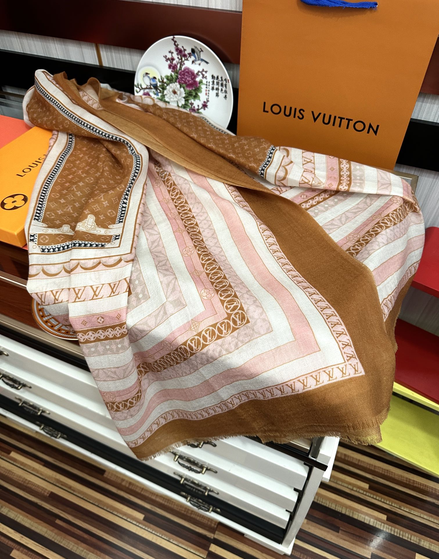 Louis Vuitton 最新款‼ 设计太美了 真心赞 【双面300支戒指绒长巾】 实物真心美 细节都可见 高端 VI 绝对值得入手 尺寸：100x200cm材质：羊绒
