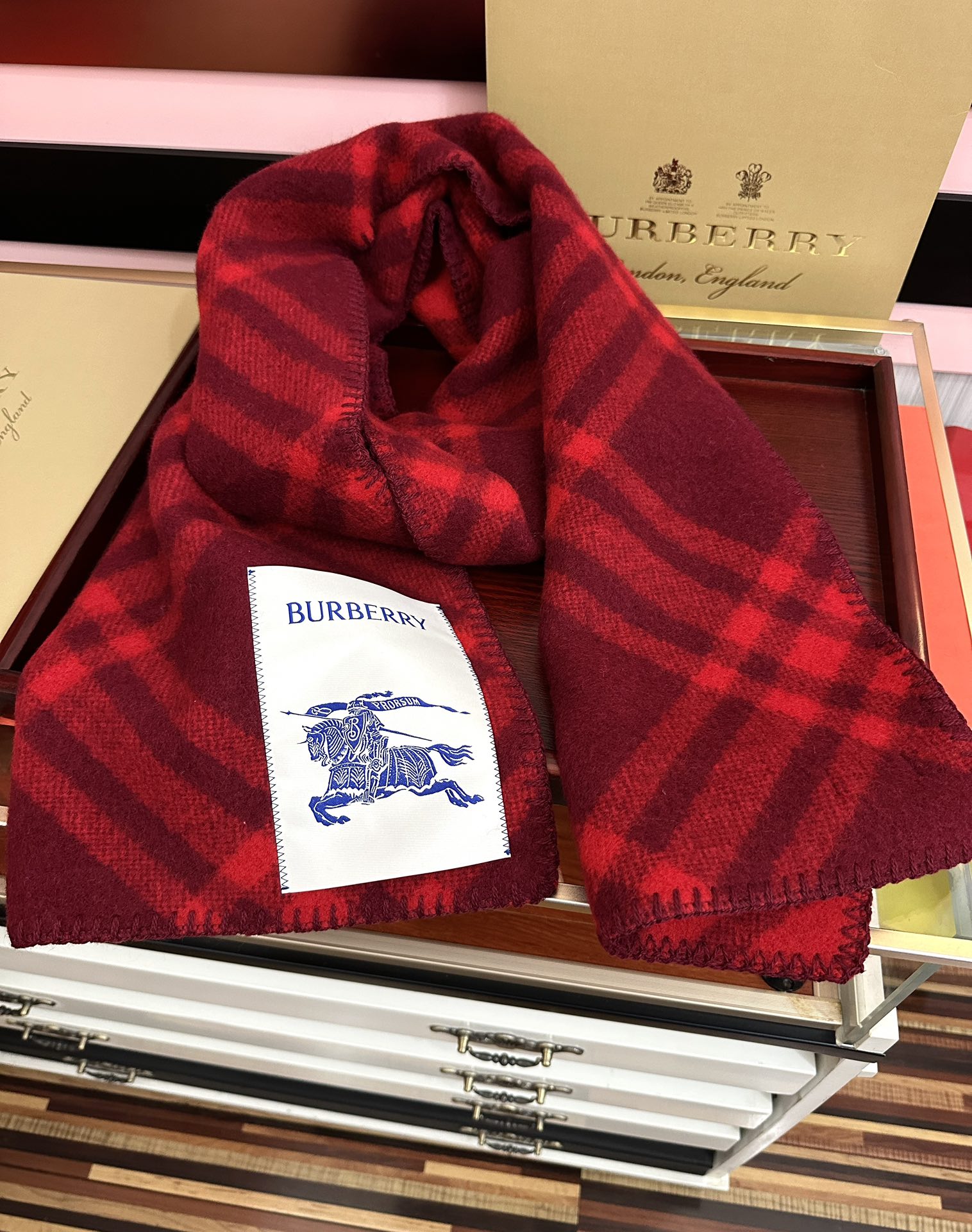 Burberry 巴宝莉 低调的奢侈感 柔美精英高手级别的 感围巾 这款羊绒羊毛混纺围巾