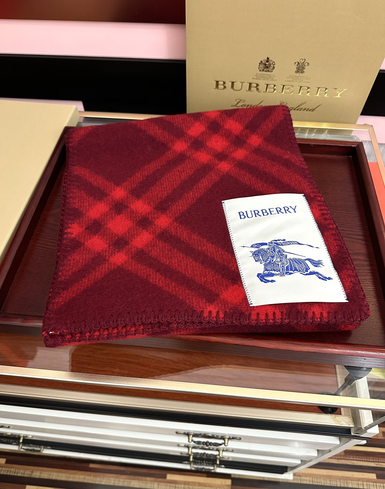 Burberry 巴宝莉 低调的奢侈感 柔美精英高手级别的 感围巾 这款羊绒羊毛混纺围巾