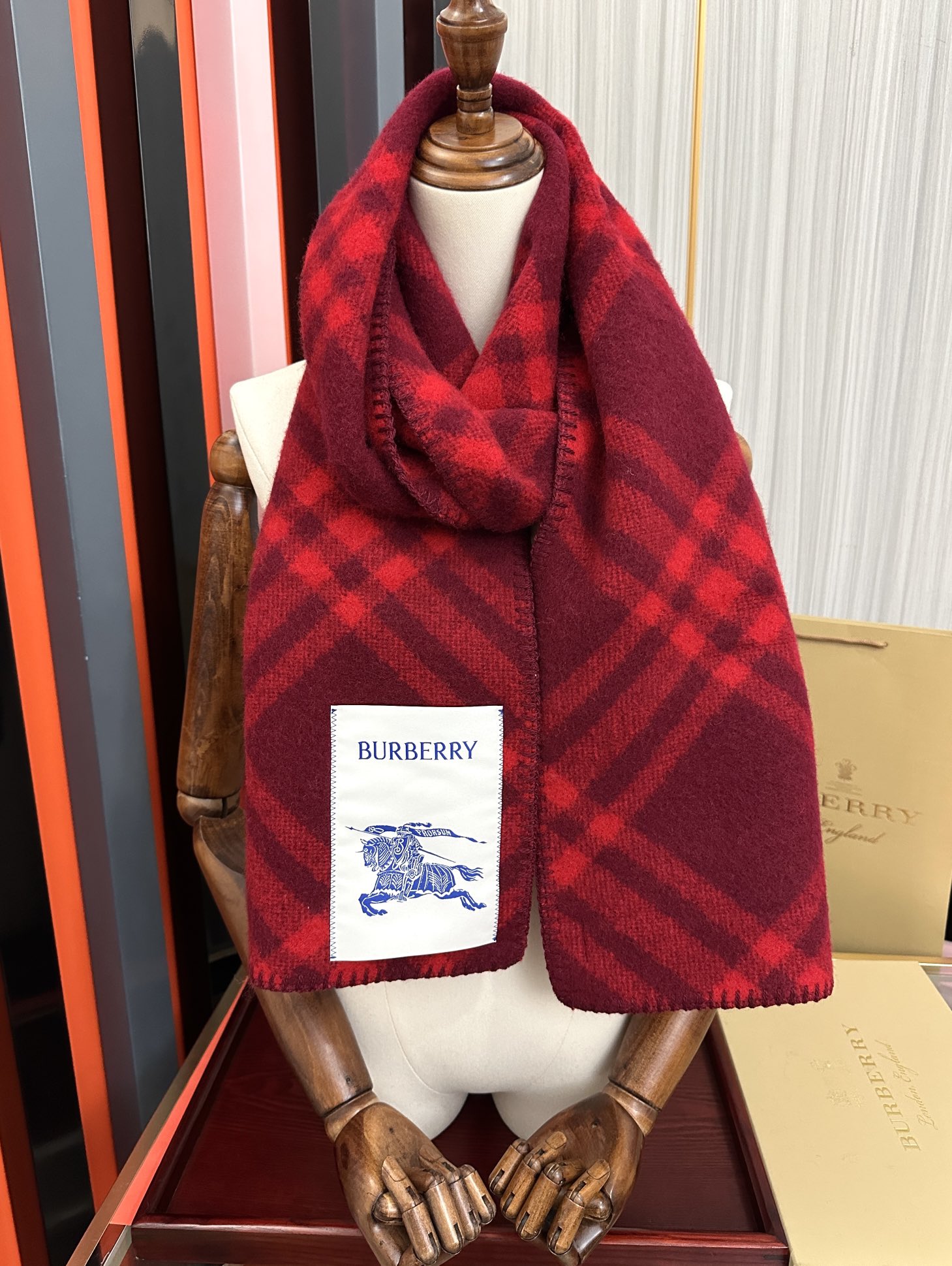 Burberry 巴宝莉 低调的奢侈感 柔美精英高手级别的 感围巾 这款羊绒羊毛混纺围巾