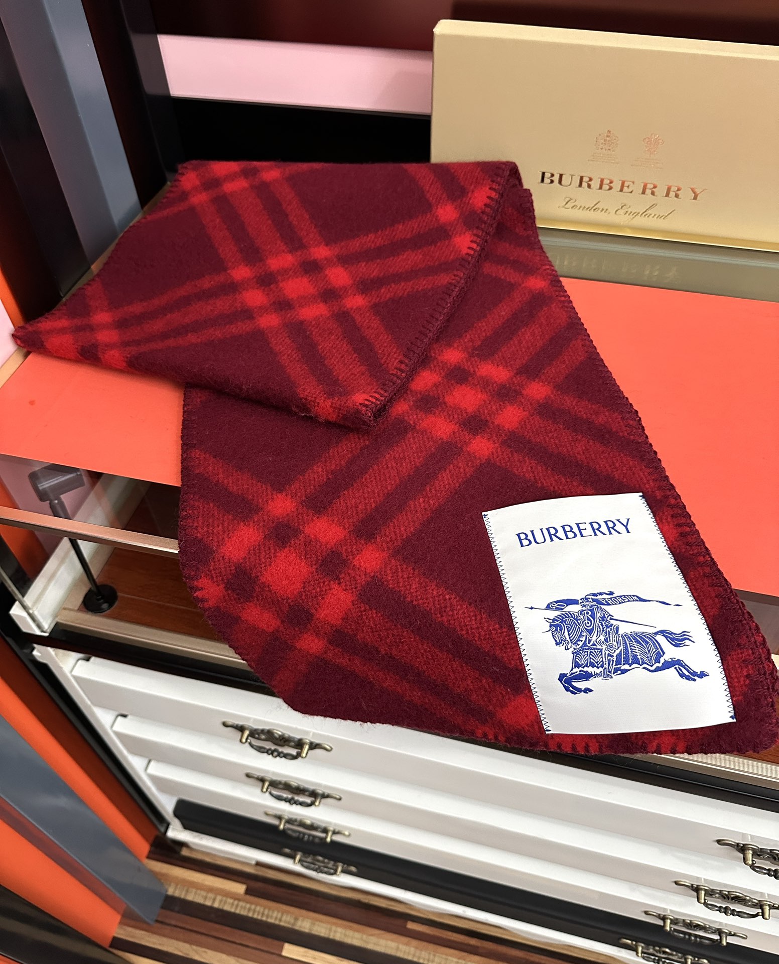 Burberry 巴宝莉 低调的奢侈感 柔美精英高手级别的 感围巾 这款羊绒羊毛混纺围巾