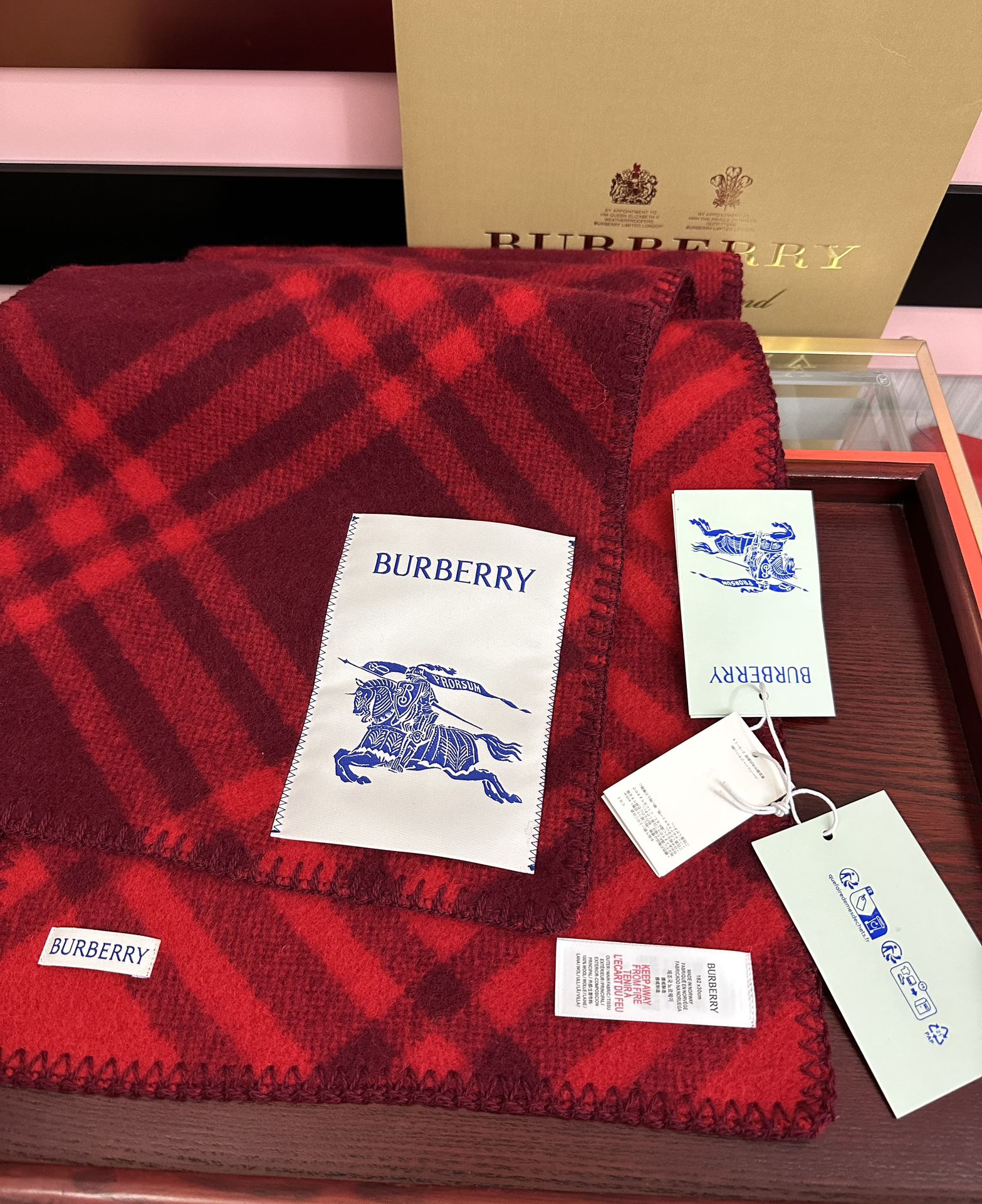 Burberry 巴宝莉 低调的奢侈感 柔美精英高手级别的 感围巾 这款羊绒羊毛混纺围巾