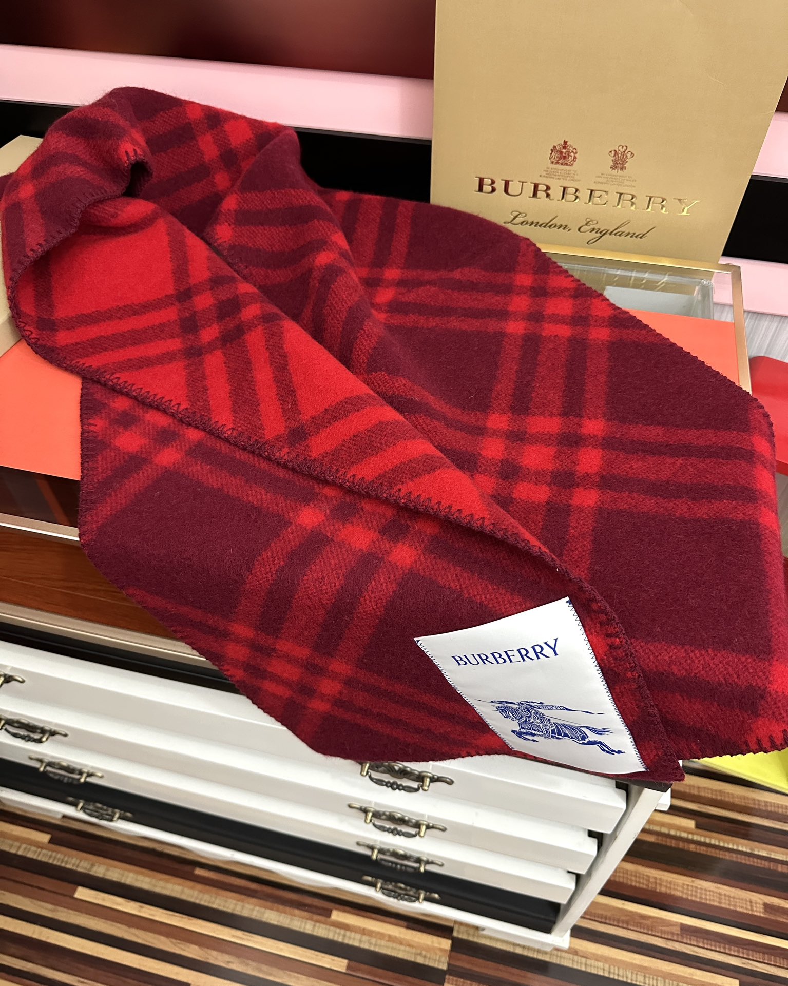 Burberry 巴宝莉 低调的奢侈感 柔美精英高手级别的 感围巾 这款羊绒羊毛混纺围巾