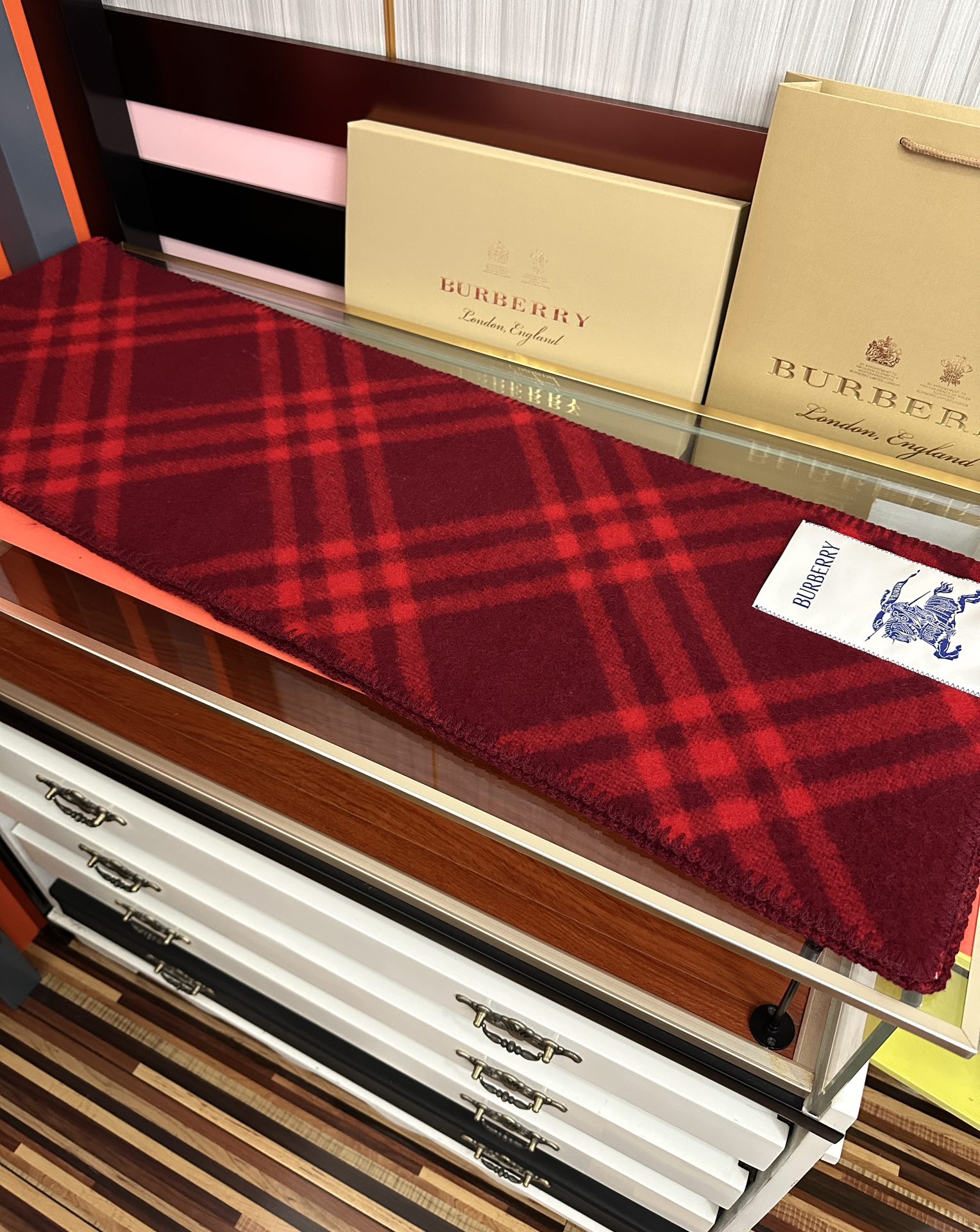 Burberry 巴宝莉 低调的奢侈感 柔美精英高手级别的 感围巾 这款羊绒羊毛混纺围巾