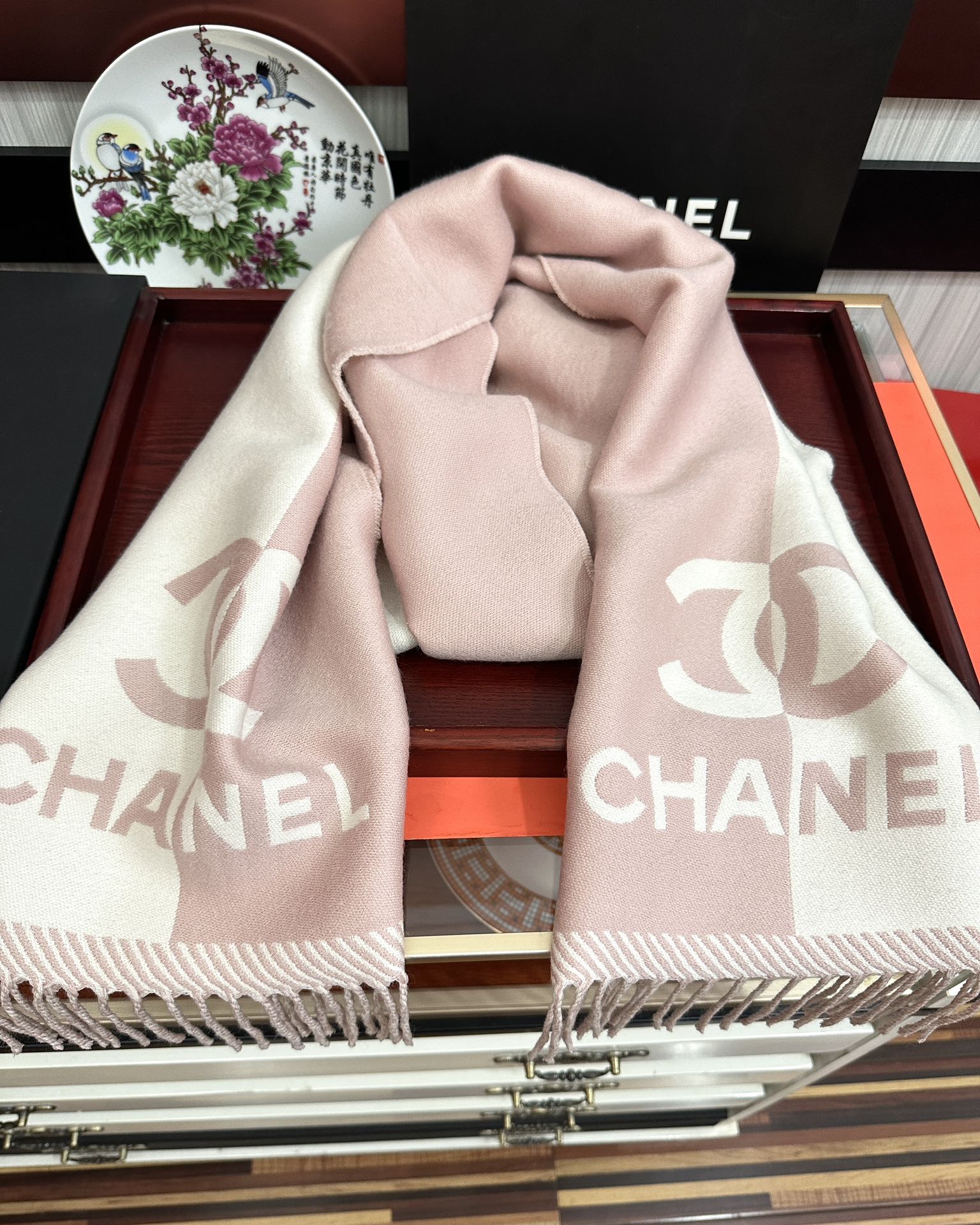 Chanel 香奈儿 最新款《双面拼色提花》目测是大 双面异色提花 两面完全相反的颜色及图案 设计真的非常走心 超大品牌LOGO与双C拼色点缀整条围巾 高级美 面料巨流弊 美丽奴初剪羊绒