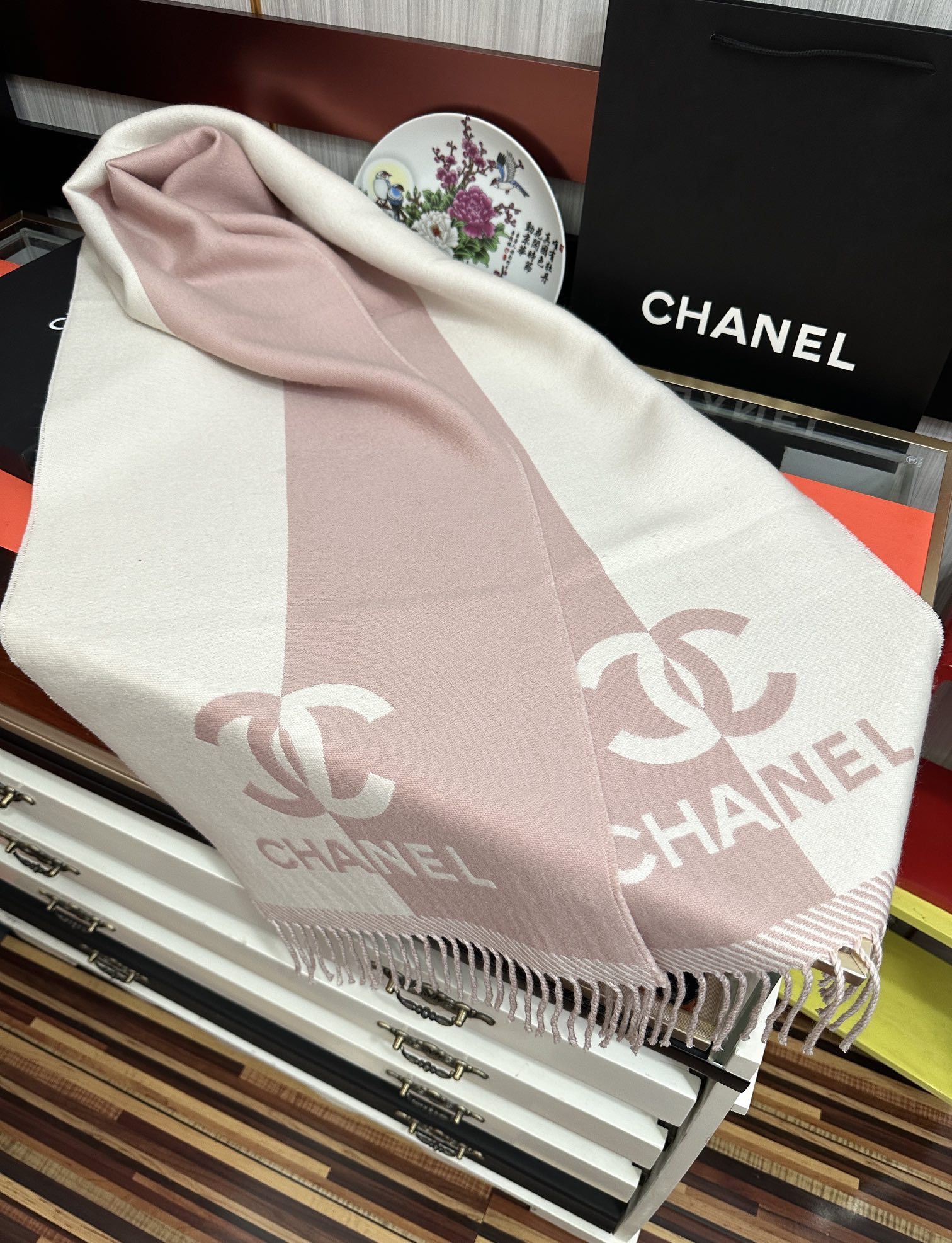 Chanel 香奈儿 最新款《双面拼色提花》目测是大 双面异色提花 两面完全相反的颜色及图案 设计真的非常走心 超大品牌LOGO与双C拼色点缀整条围巾 高级美 面料巨流弊 美丽奴初剪羊绒