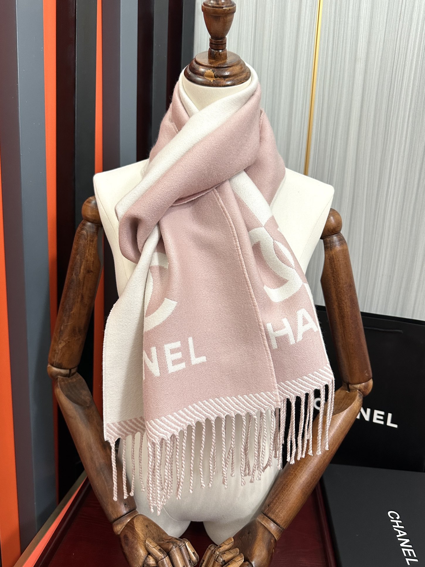 Chanel 香奈儿 最新款《双面拼色提花》目测是大 双面异色提花 两面完全相反的颜色及图案 设计真的非常走心 超大品牌LOGO与双C拼色点缀整条围巾 高级美 面料巨流弊 美丽奴初剪羊绒