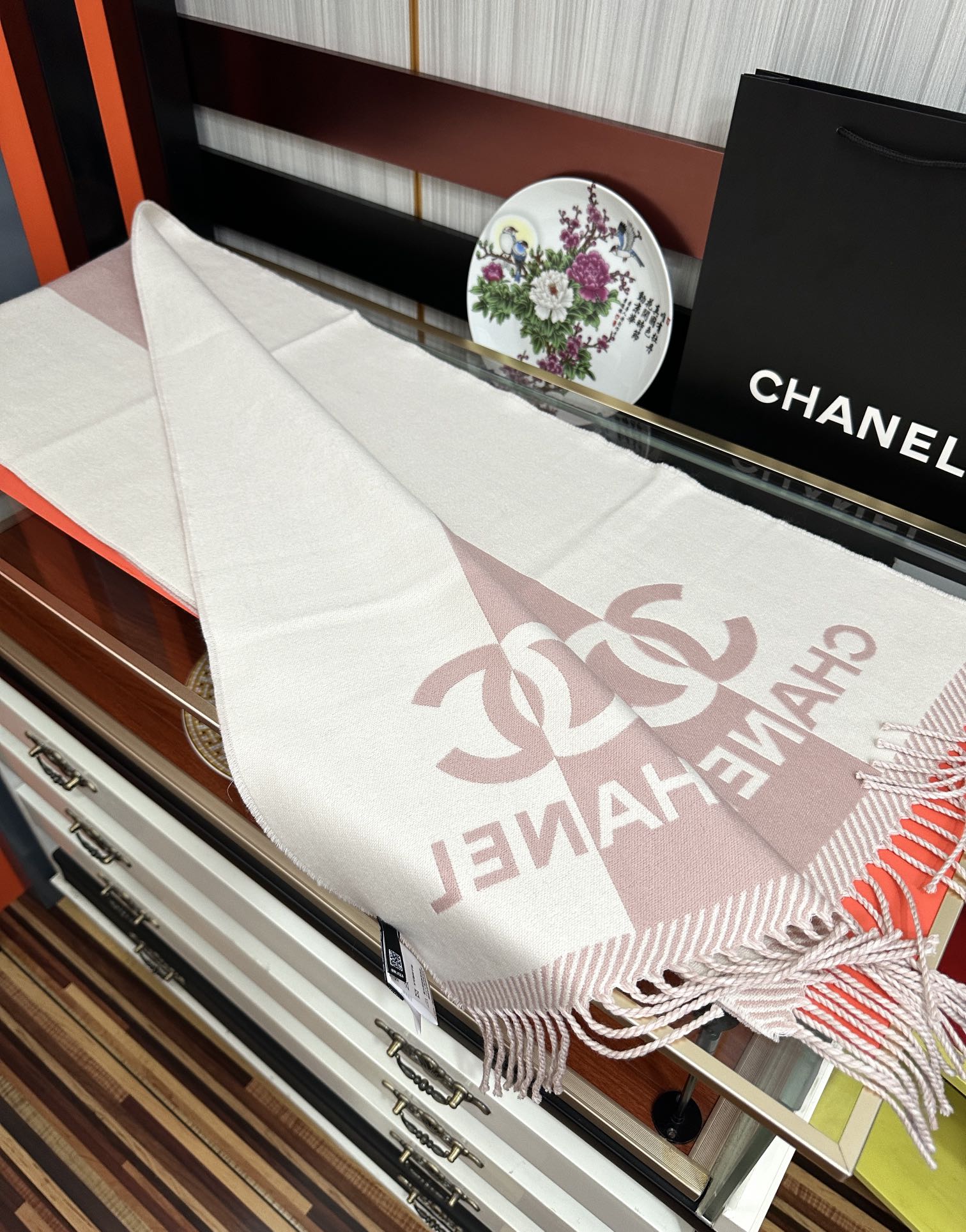 Chanel 香奈儿 最新款《双面拼色提花》目测是大 双面异色提花 两面完全相反的颜色及图案 设计真的非常走心 超大品牌LOGO与双C拼色点缀整条围巾 高级美 面料巨流弊 美丽奴初剪羊绒