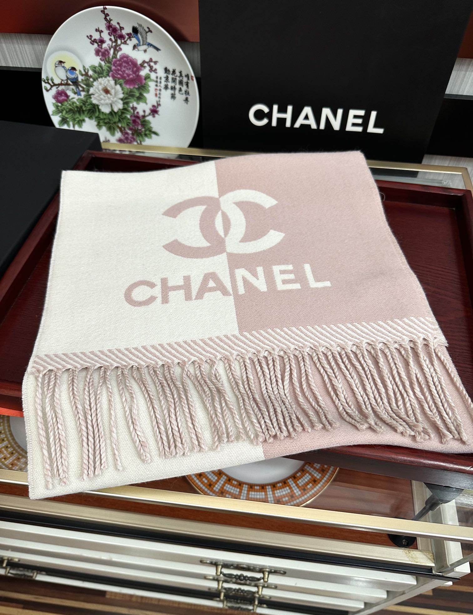 Chanel 香奈儿 最新款《双面拼色提花》目测是大 双面异色提花 两面完全相反的颜色及图案 设计真的非常走心 超大品牌LOGO与双C拼色点缀整条围巾 高级美 面料巨流弊 美丽奴初剪羊绒